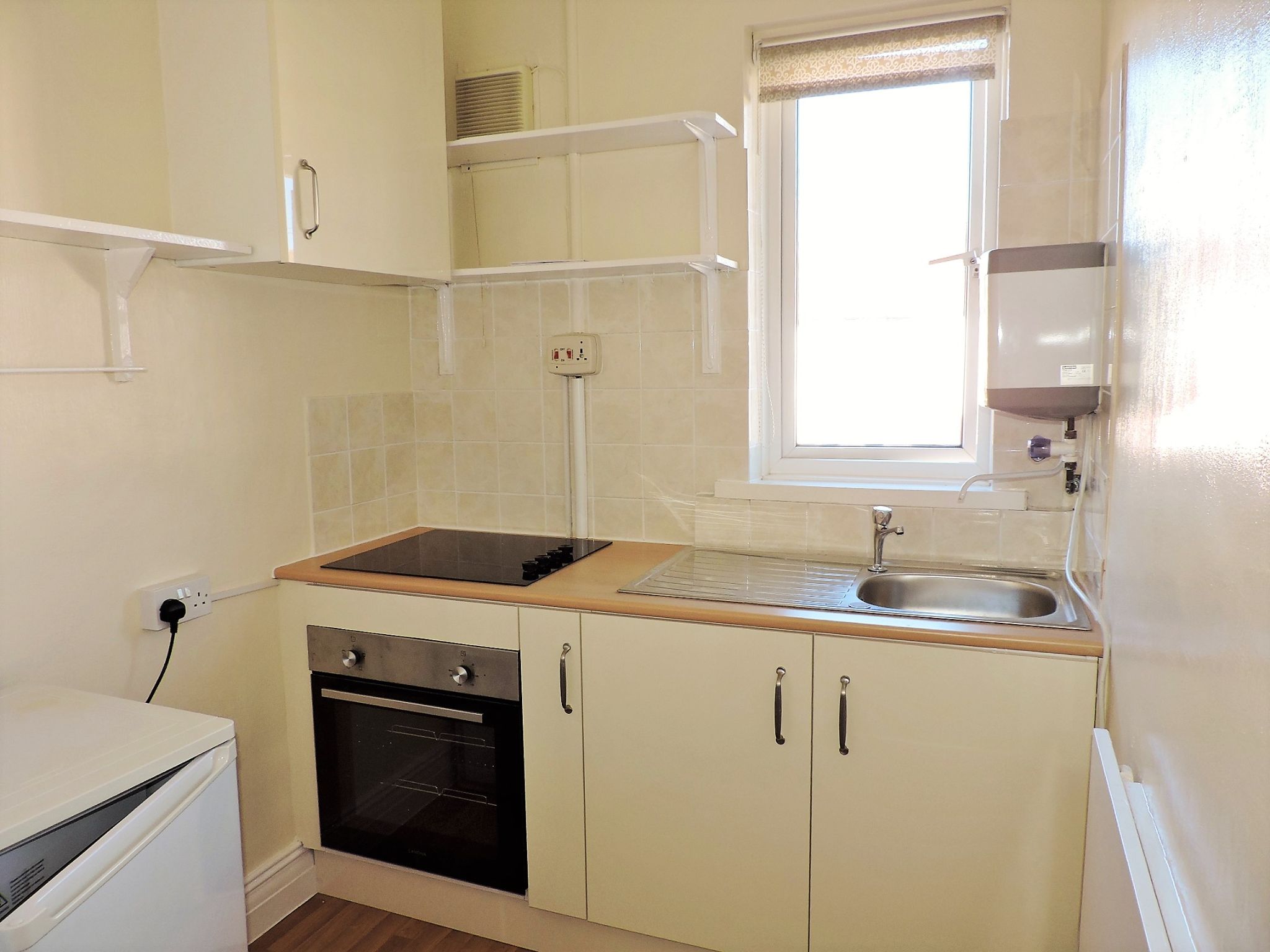 5 bedroom semi-detached house Sold in New Malden - Photograph 10