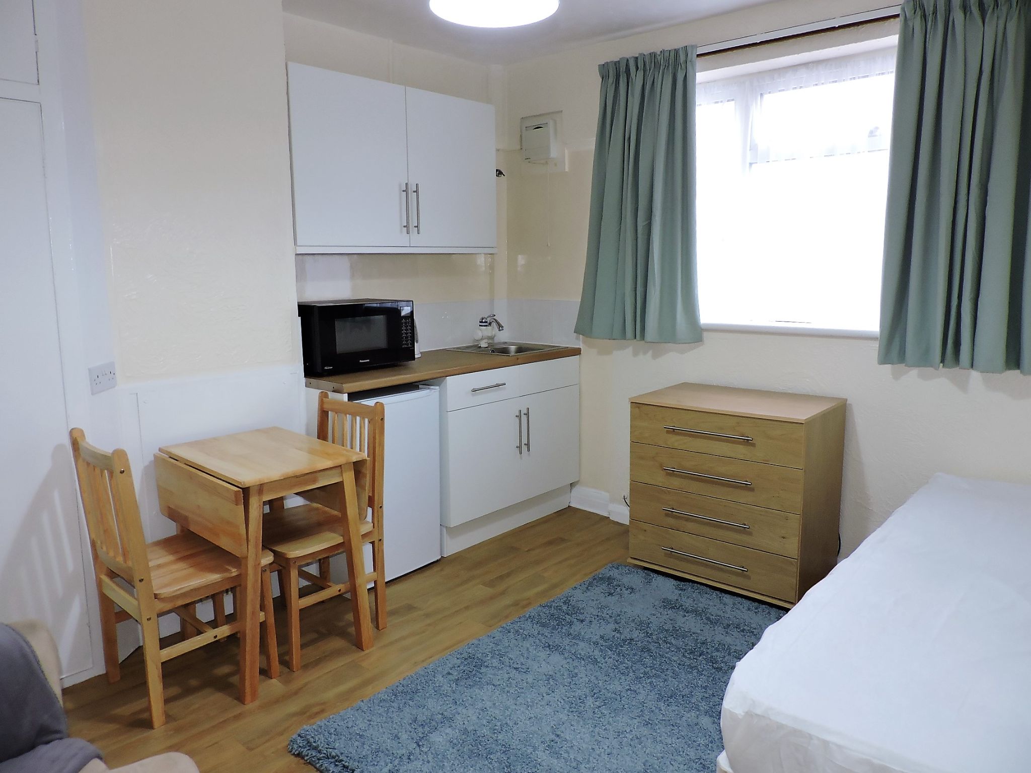 5 bedroom semi-detached house Sold in New Malden - Photograph 11