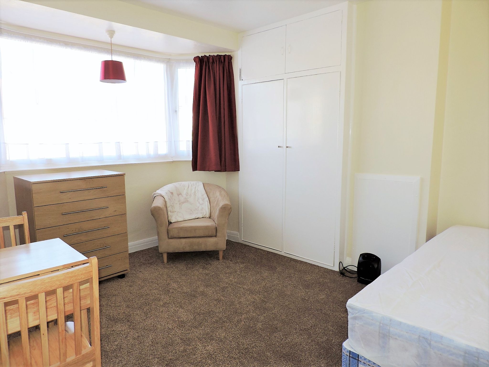 5 bedroom semi-detached house Sold in New Malden - Photograph 9