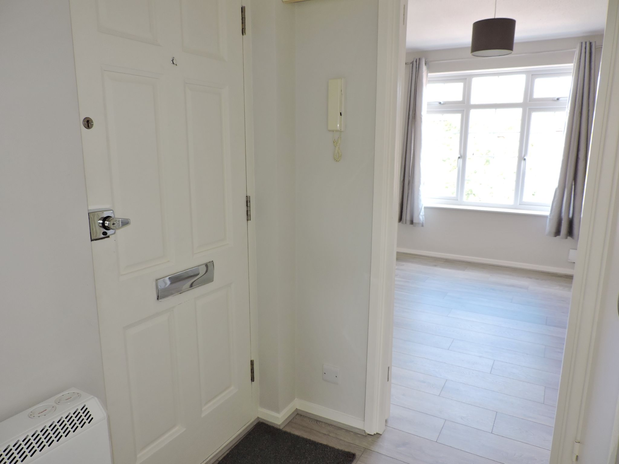 1 bedroom flat flat/apartment Sale Agreed in Chessington - Photograph 2