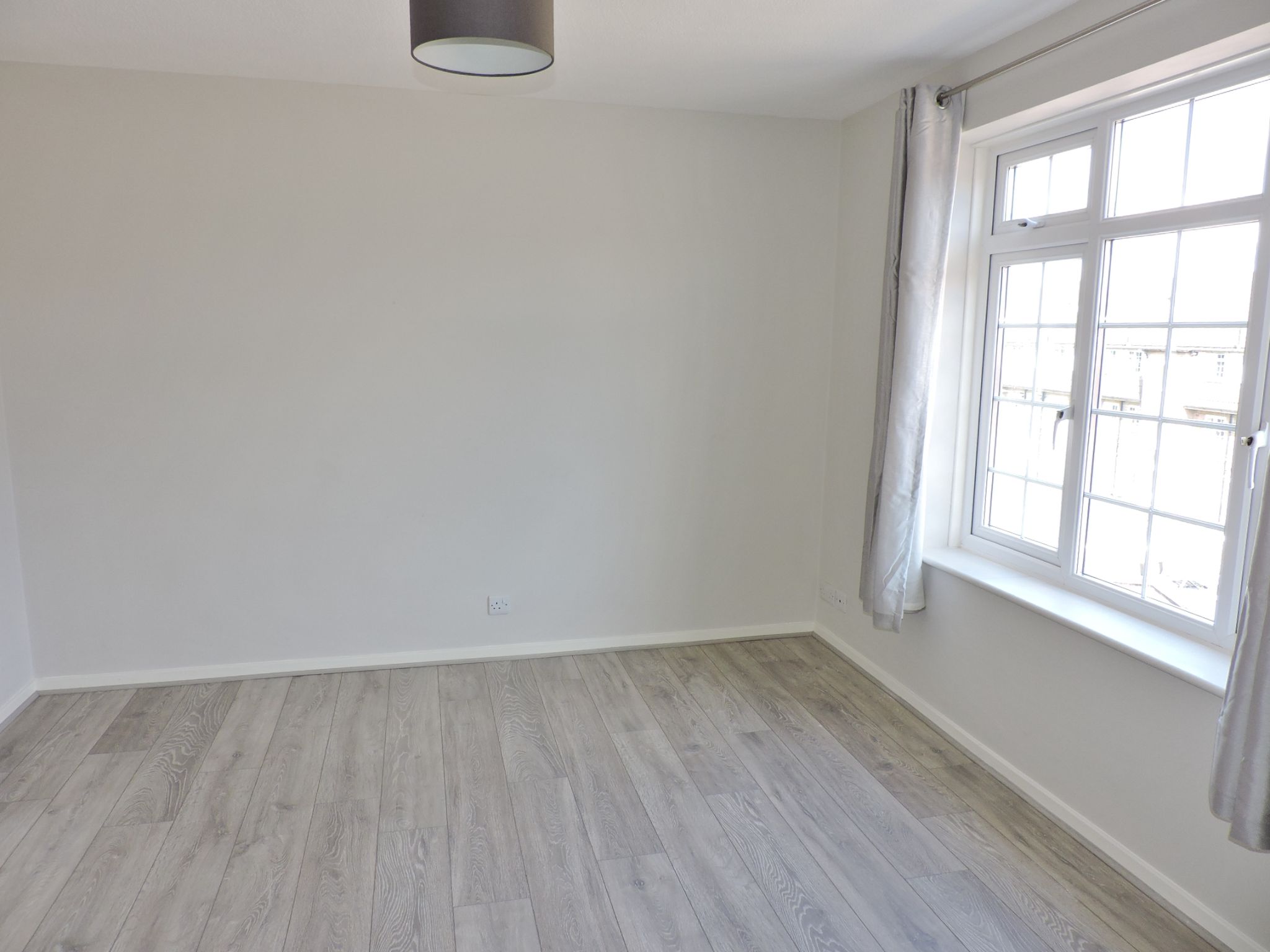 1 bedroom flat flat/apartment Sale Agreed in Chessington - Photograph 4