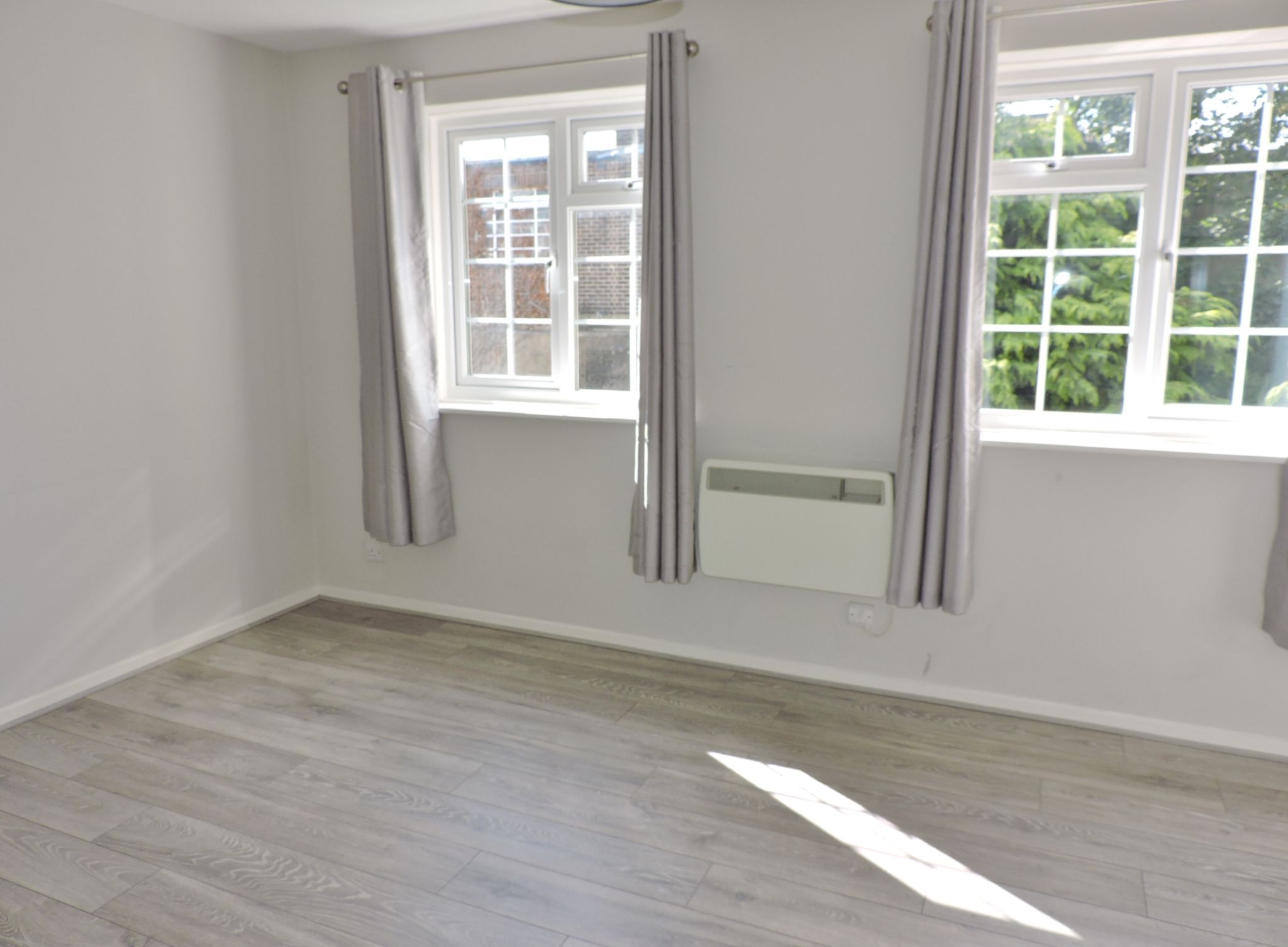 1 bedroom flat flat/apartment Sale Agreed in Chessington - Photograph 7