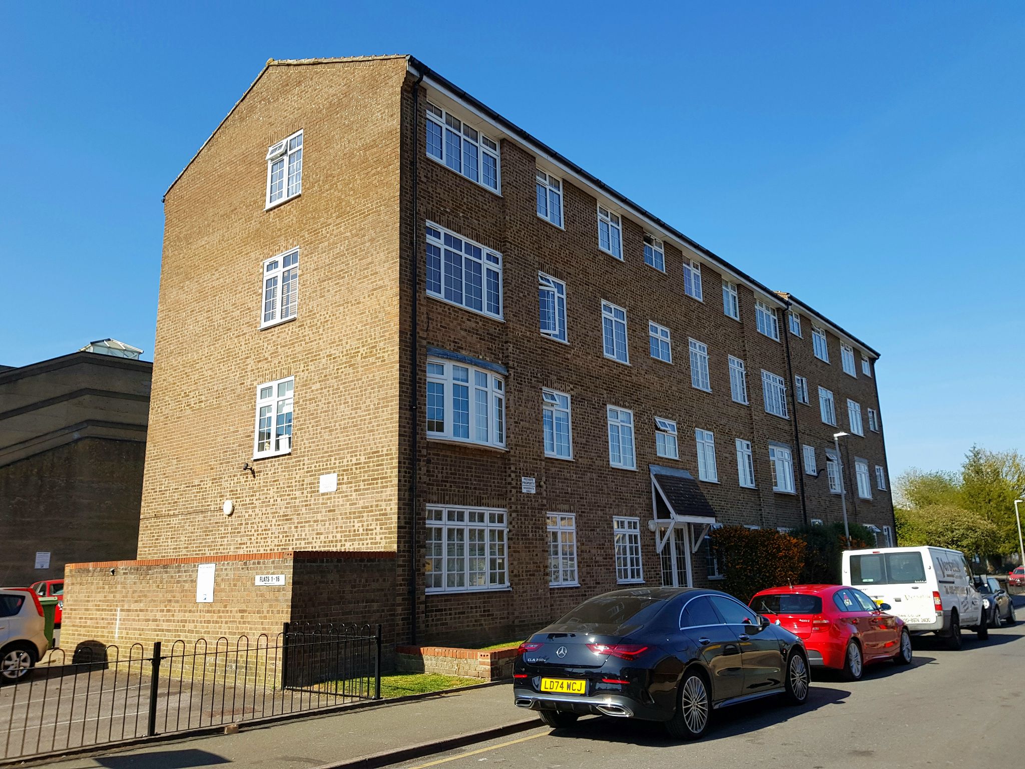 1 bedroom flat flat/apartment Sale Agreed in Chessington - Photograph 1