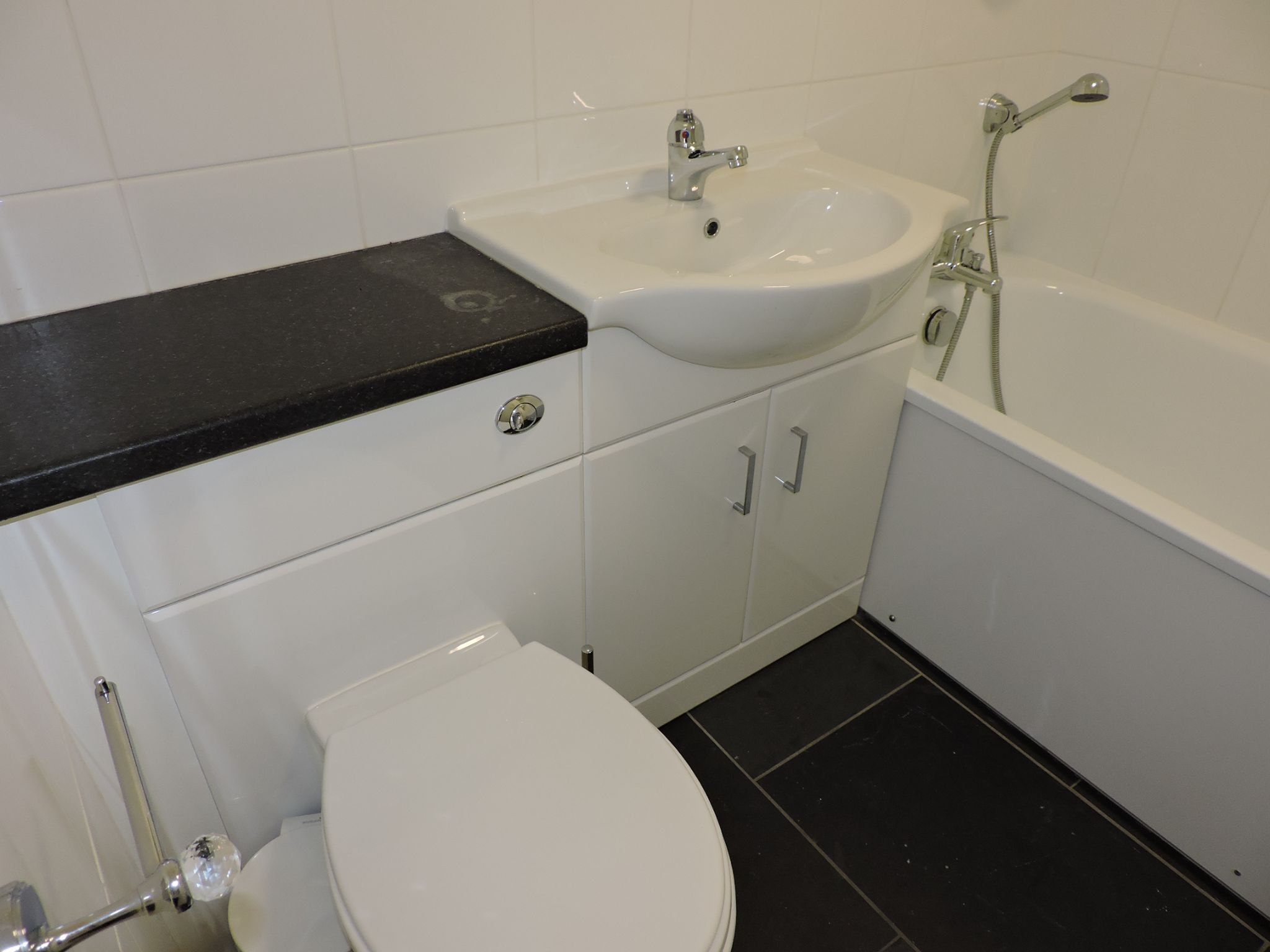 1 bedroom flat flat/apartment Sale Agreed in Chessington - Photograph 9