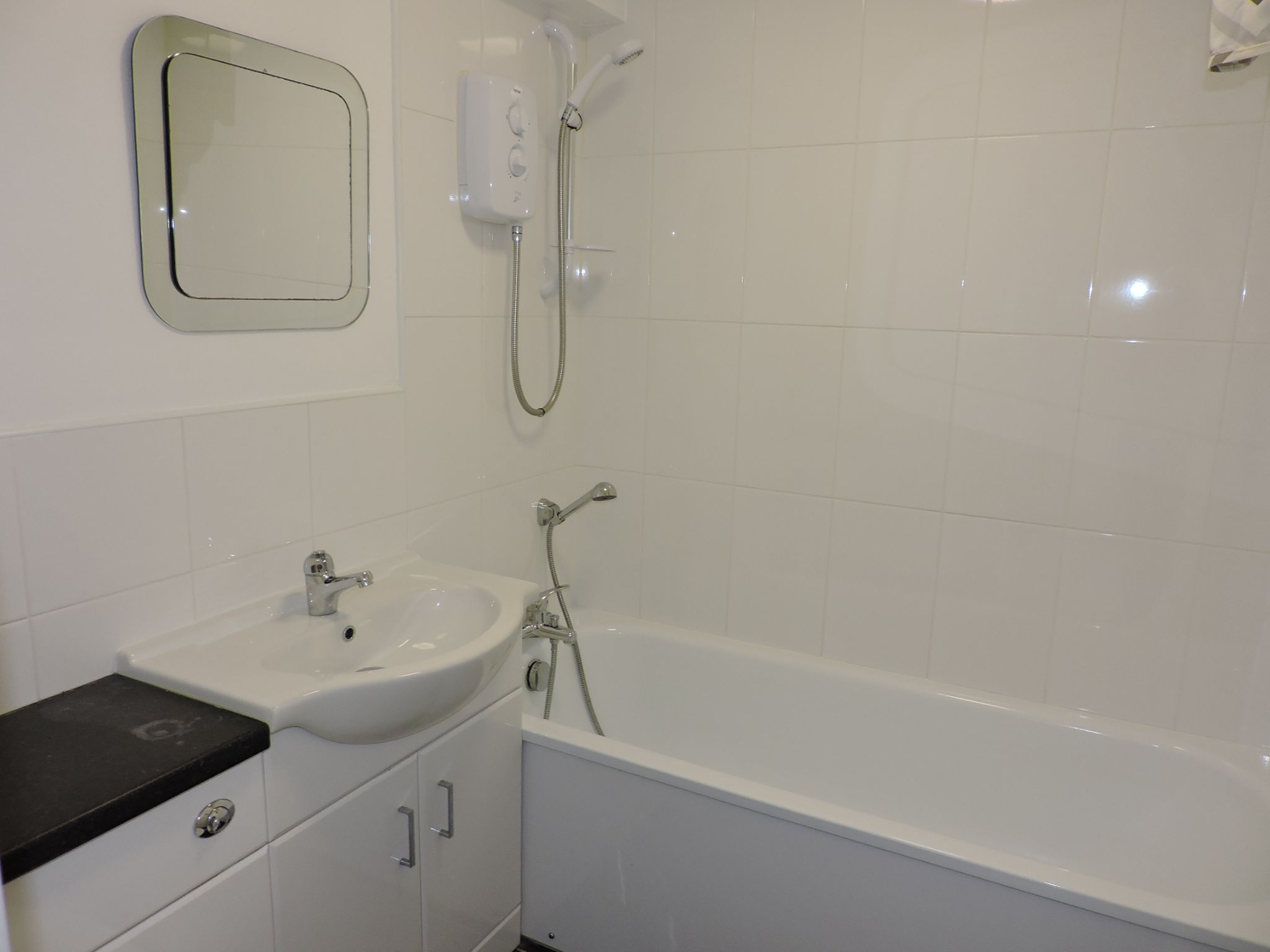 1 bedroom flat flat/apartment Sale Agreed in Chessington - Photograph 10