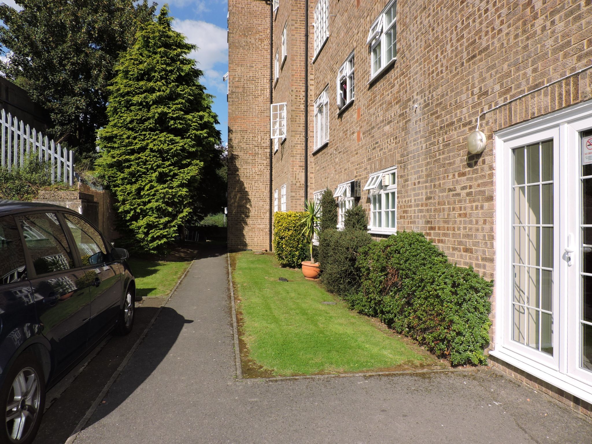 1 bedroom flat flat/apartment Sale Agreed in Chessington - Photograph 11