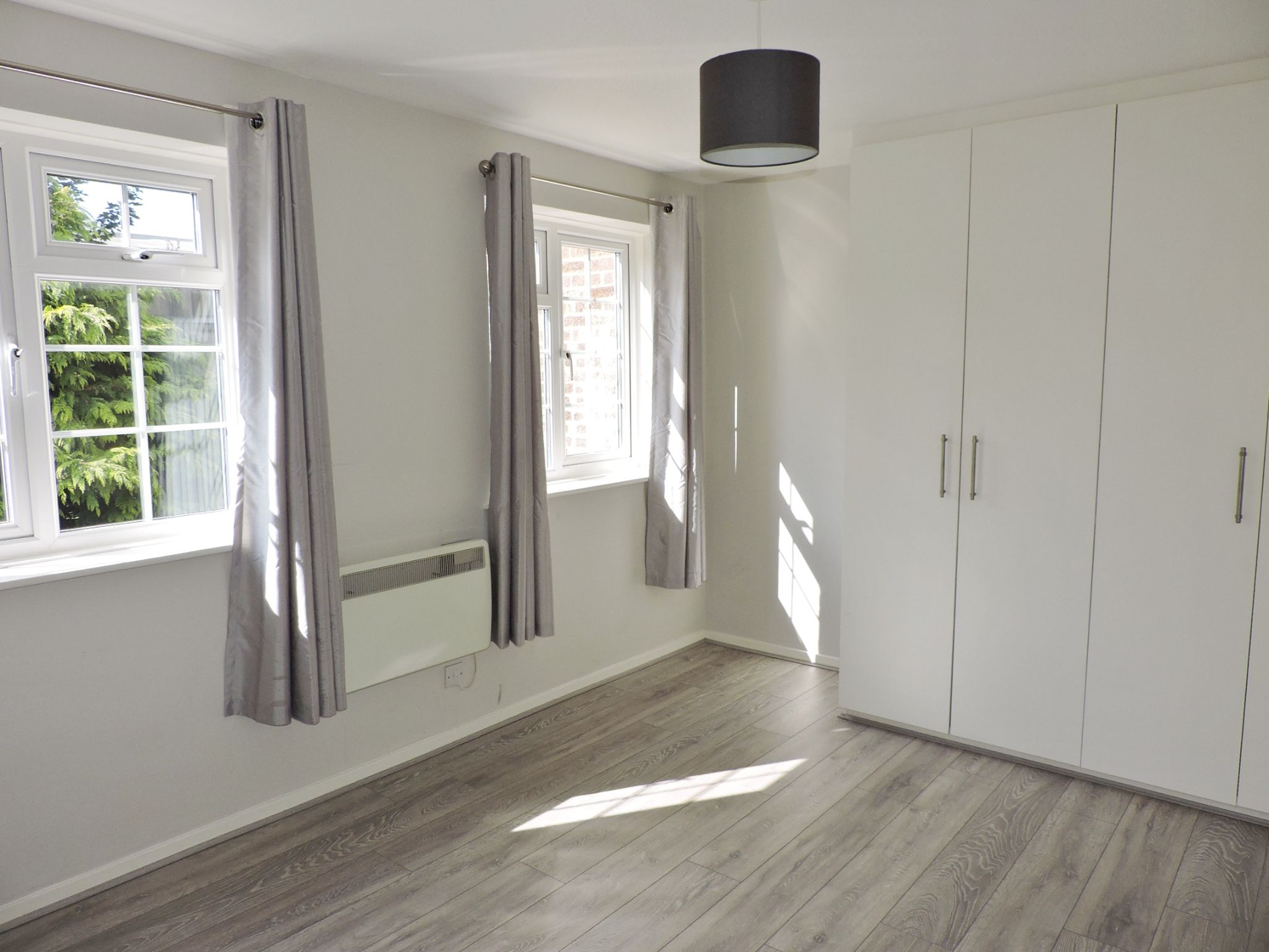1 bedroom flat flat/apartment Sale Agreed in Chessington - Photograph 8