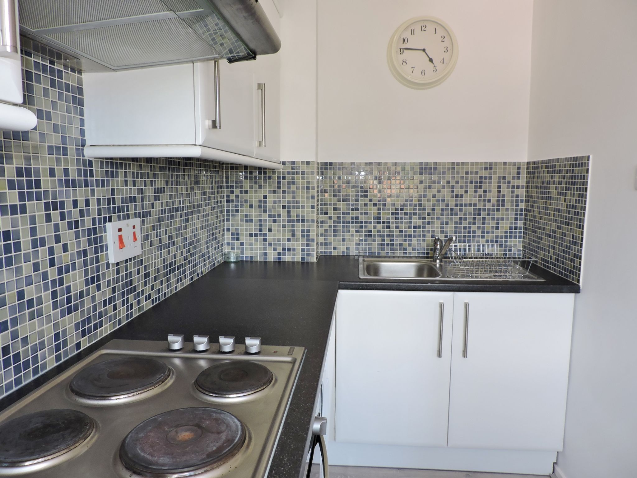 1 bedroom flat flat/apartment Sale Agreed in Chessington - Photograph 6