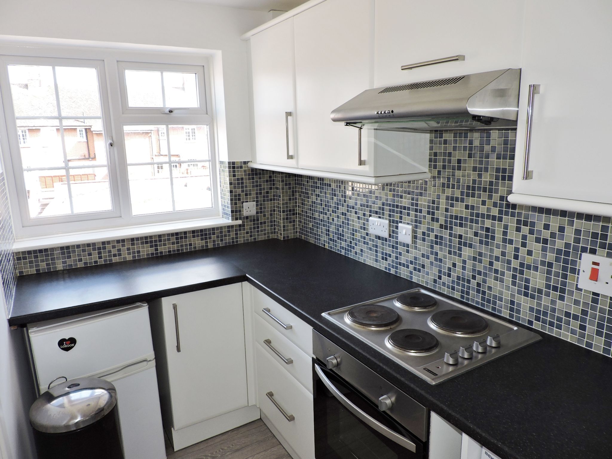1 bedroom flat flat/apartment Sale Agreed in Chessington - Photograph 5