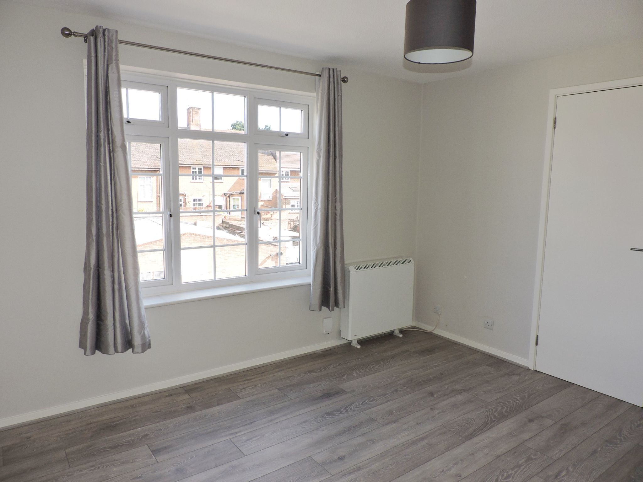1 bedroom flat flat/apartment Sale Agreed in Chessington - Photograph 3