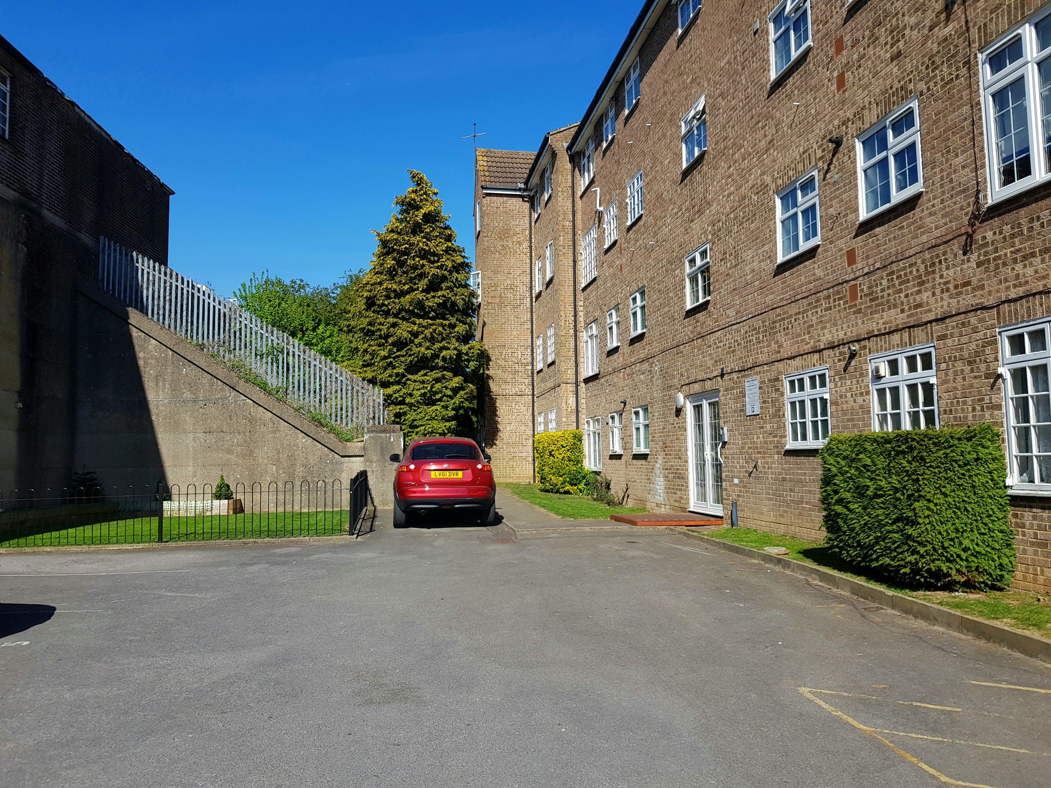1 bedroom flat flat/apartment Sale Agreed in Chessington - Photograph 13