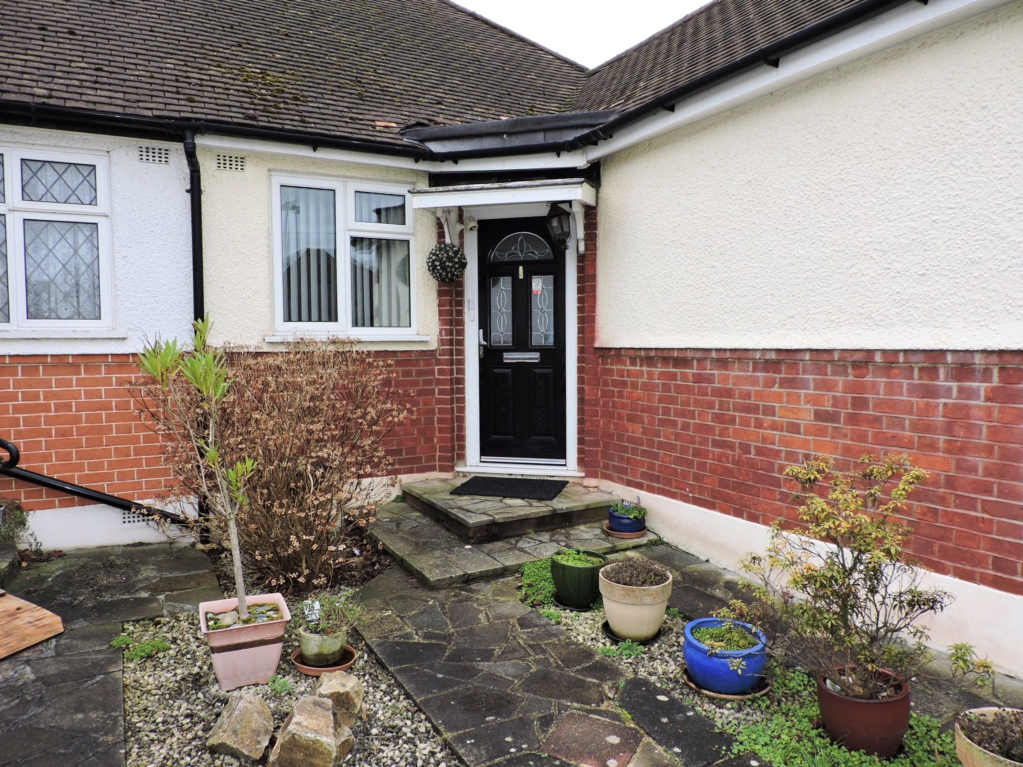 2 bedroom semi-detached bungalow Sold in Chessington - Photograph 2