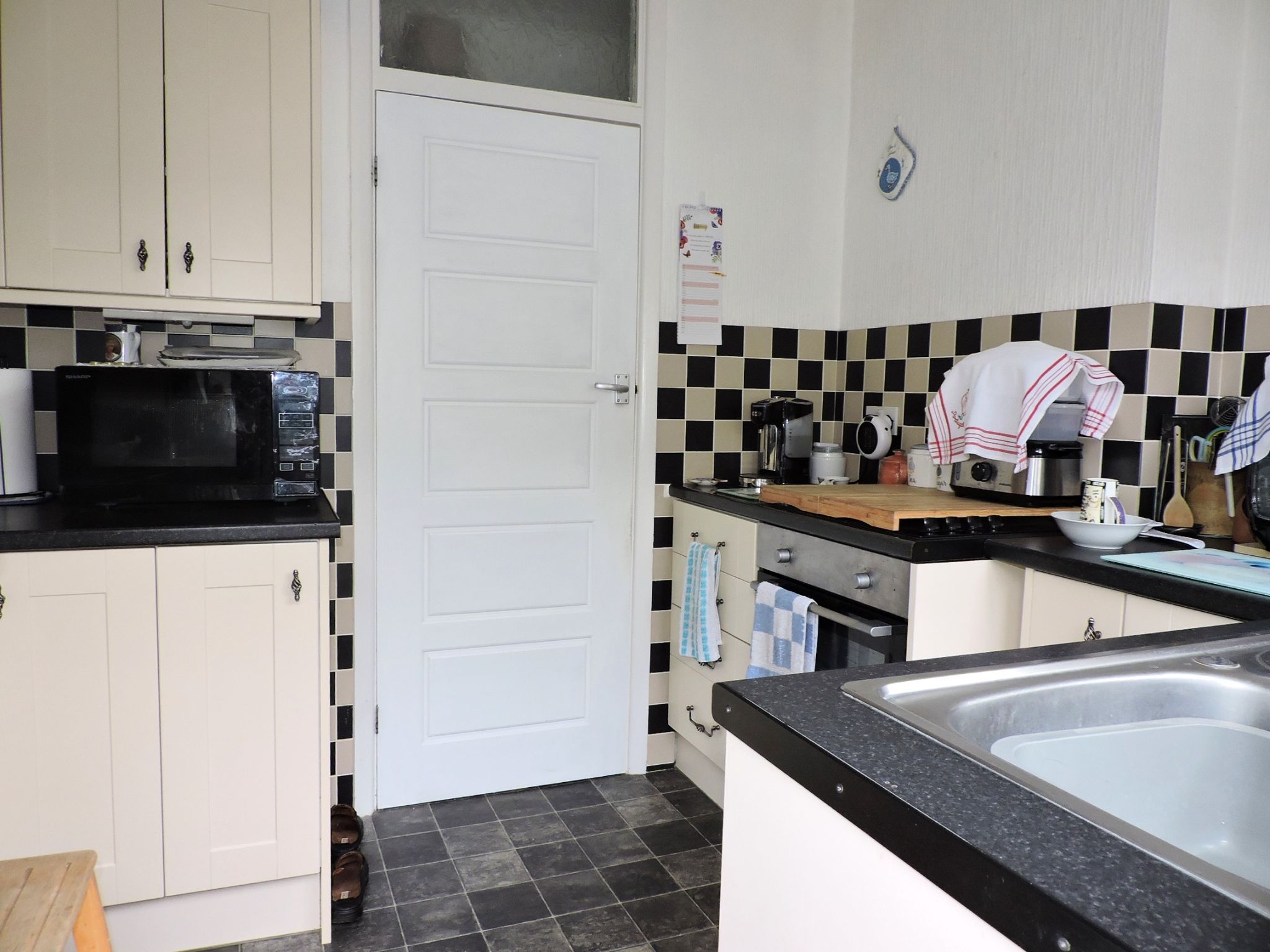 2 bedroom semi-detached bungalow Sold in Chessington - Photograph 6