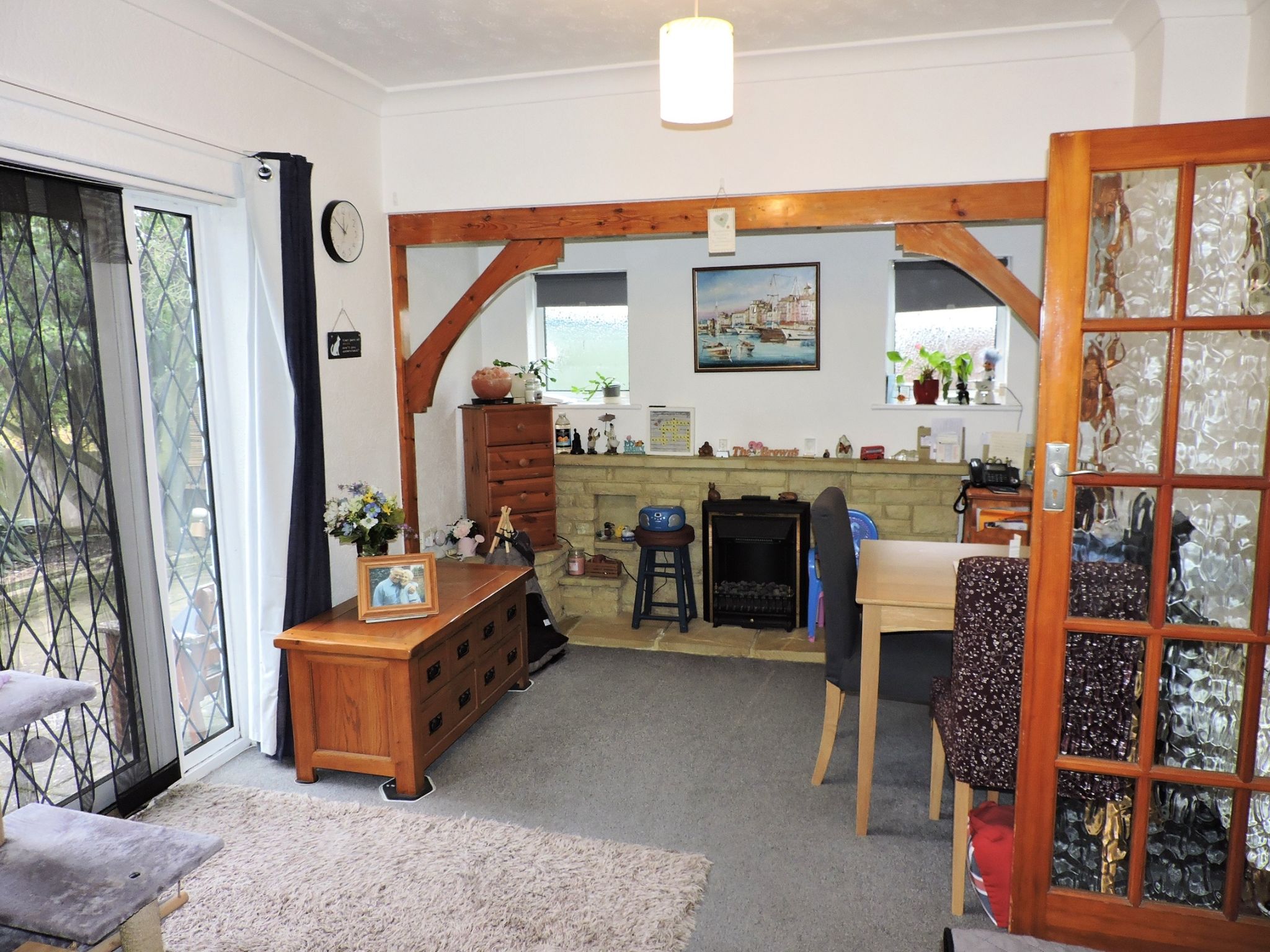 2 bedroom semi-detached bungalow Sold in Chessington - Photograph 4