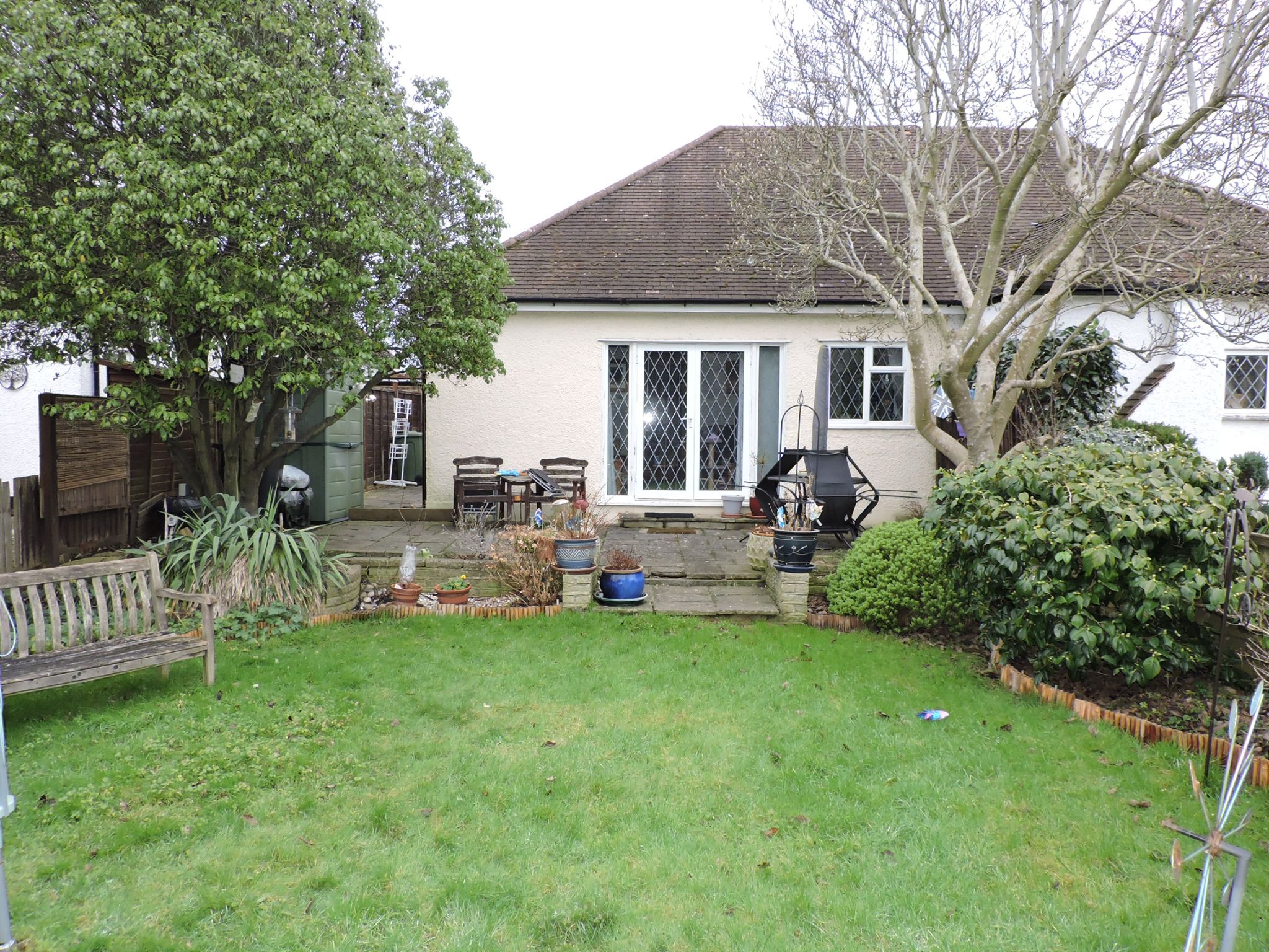 2 bedroom semi-detached bungalow Sold in Chessington - Photograph 15