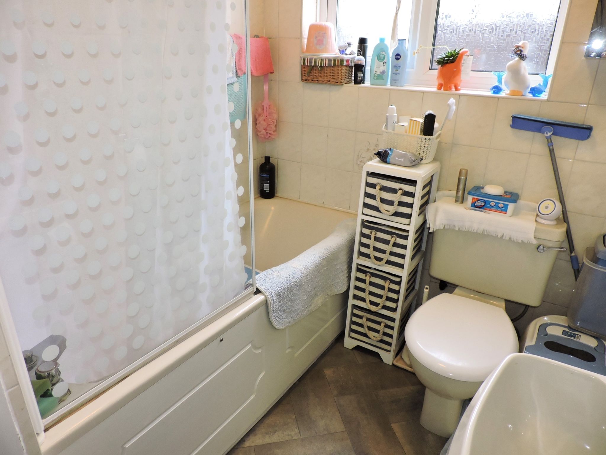 2 bedroom semi-detached bungalow Sold in Chessington - Photograph 11