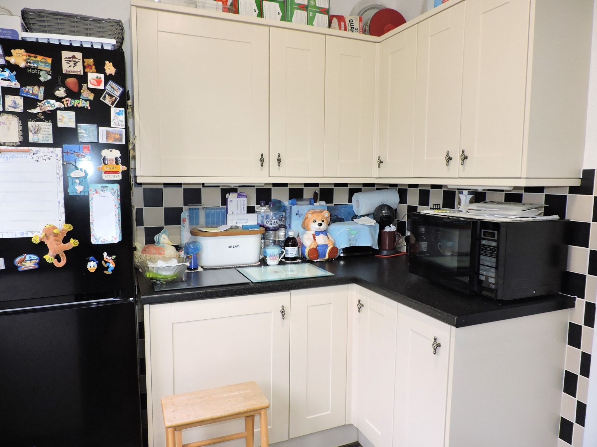 2 bedroom semi-detached bungalow Sold in Chessington - Photograph 7