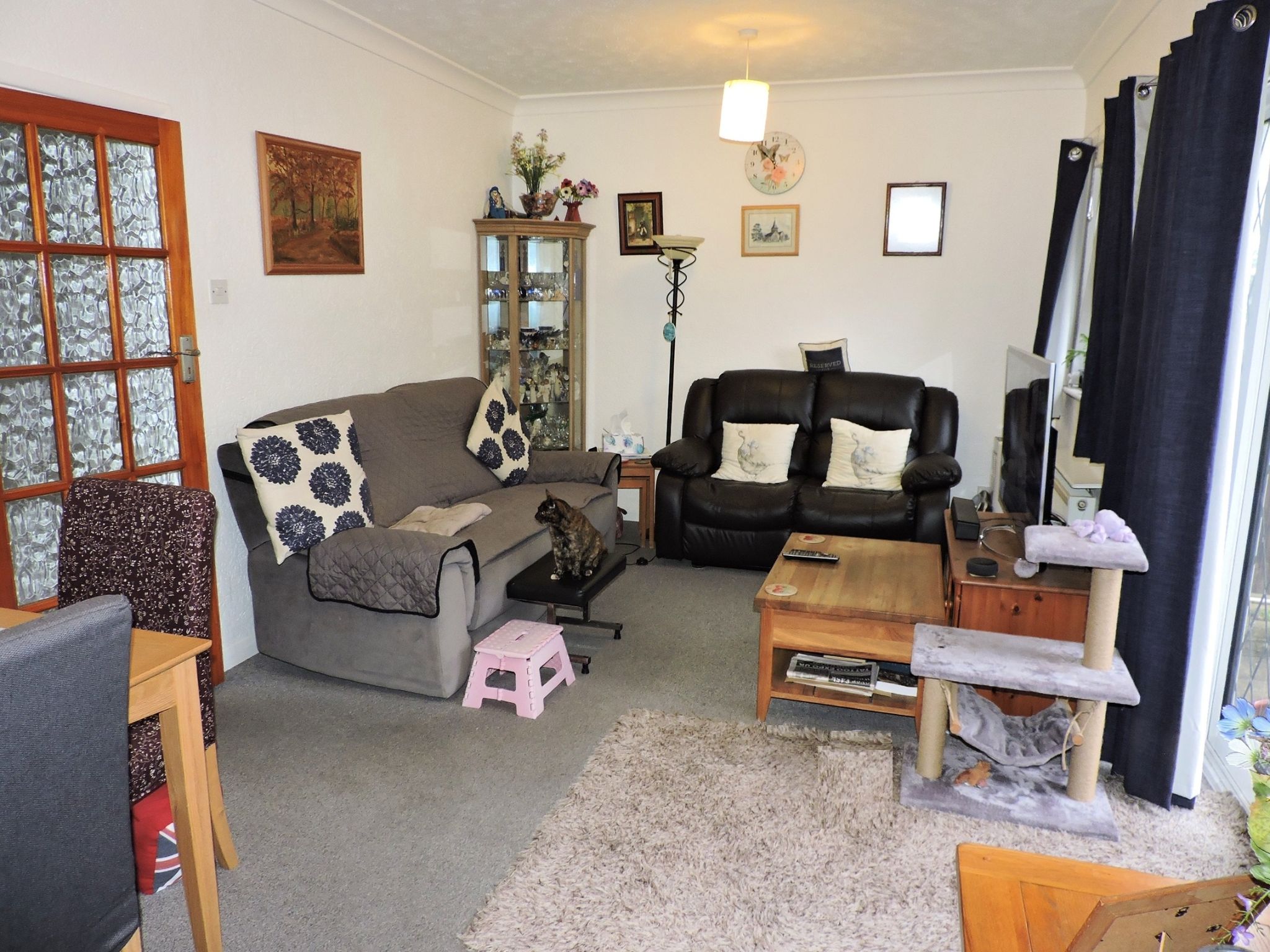2 bedroom semi-detached bungalow Sold in Chessington - Photograph 3