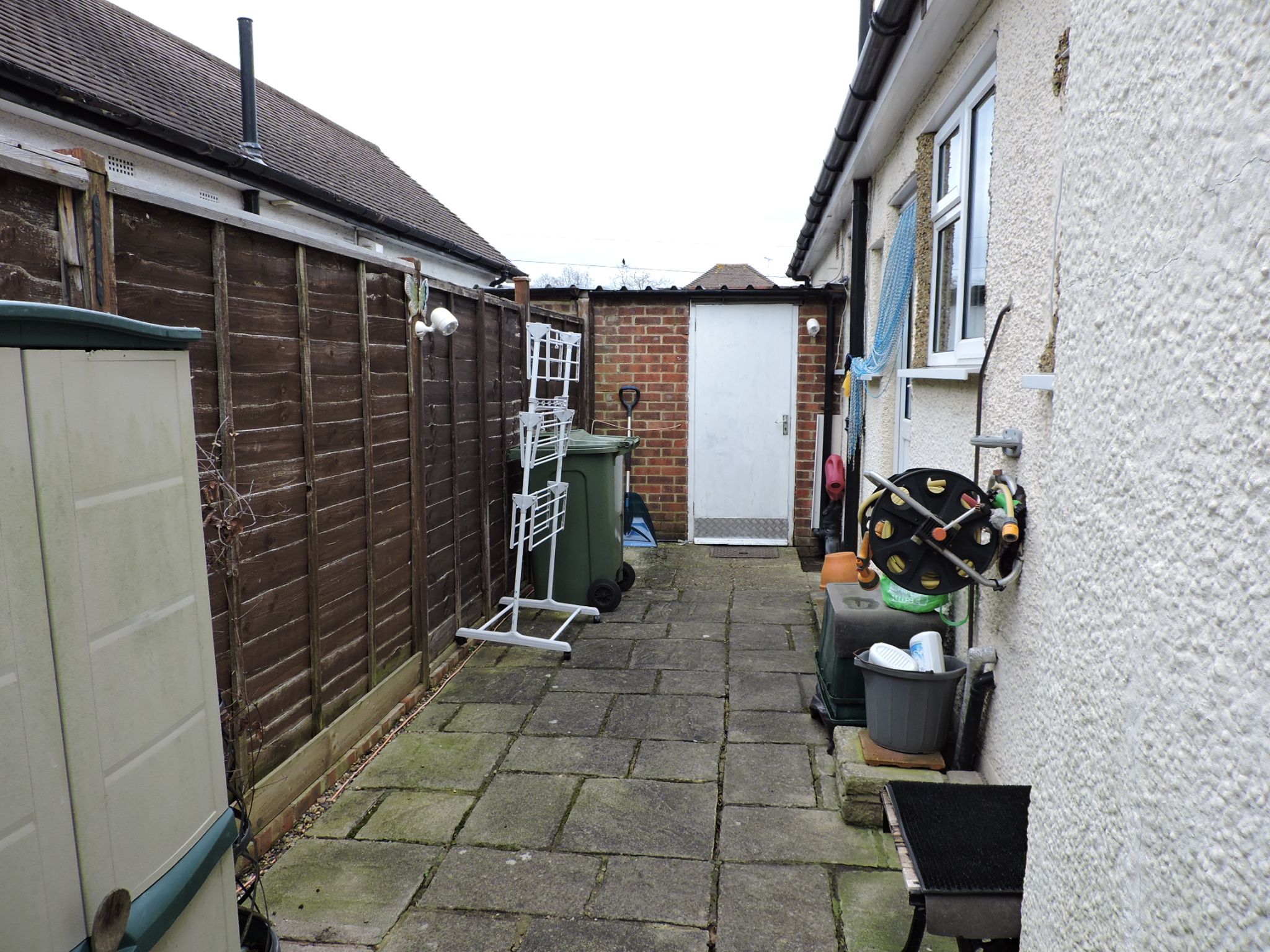 2 bedroom semi-detached bungalow Sold in Chessington - Photograph 14