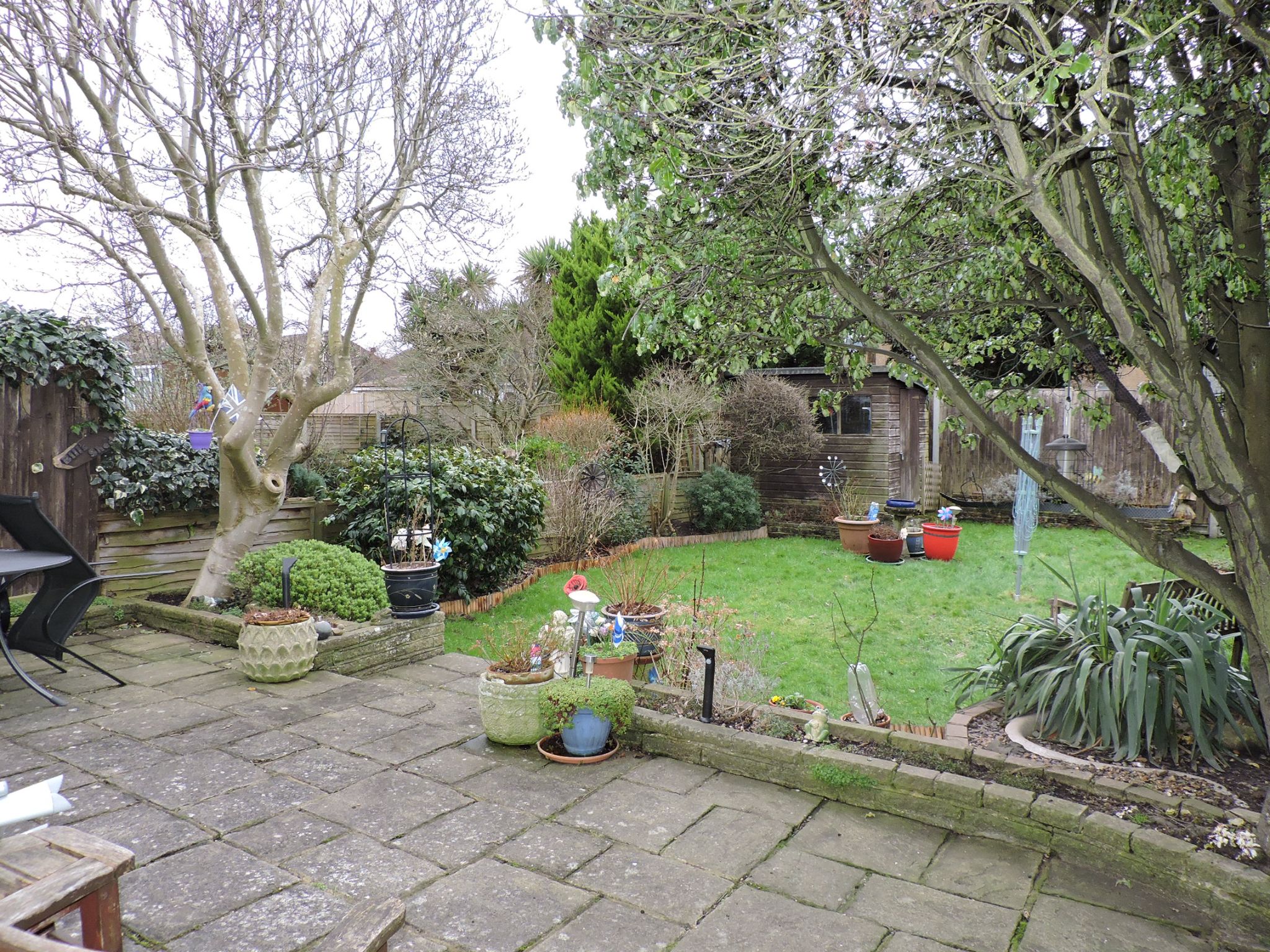 2 bedroom semi-detached bungalow Sold in Chessington - Photograph 12
