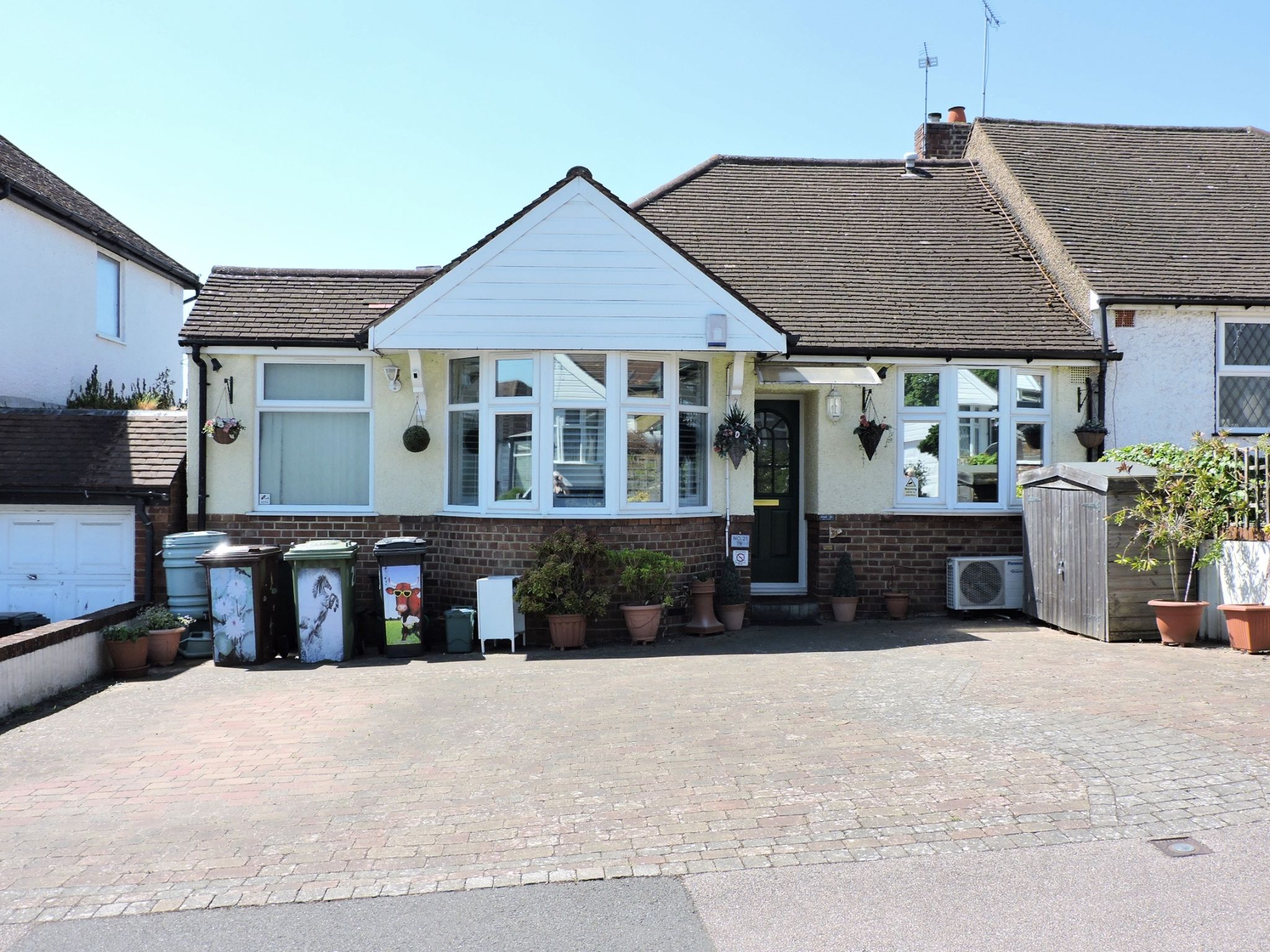 1 bedroom studio flat/apartment To Let in Epsom - Photograph 2