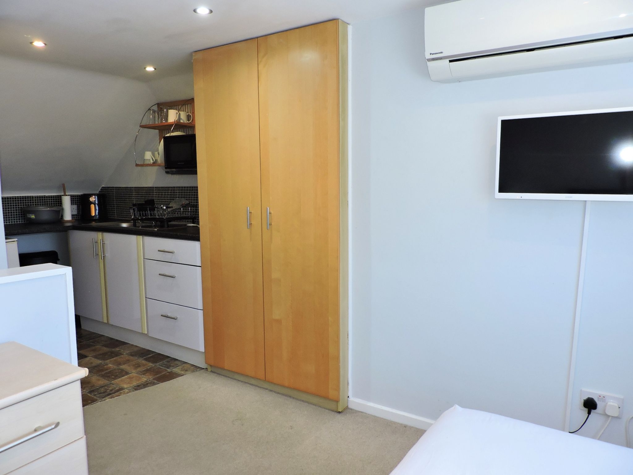 1 bedroom studio flat/apartment To Let in Epsom - Photograph 5