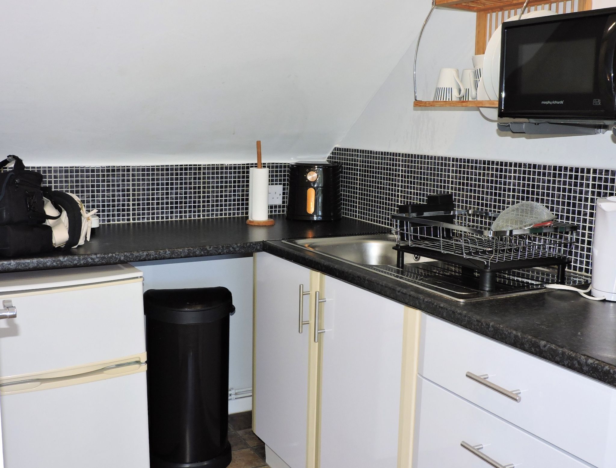 1 bedroom studio flat/apartment To Let in Epsom - Photograph 6