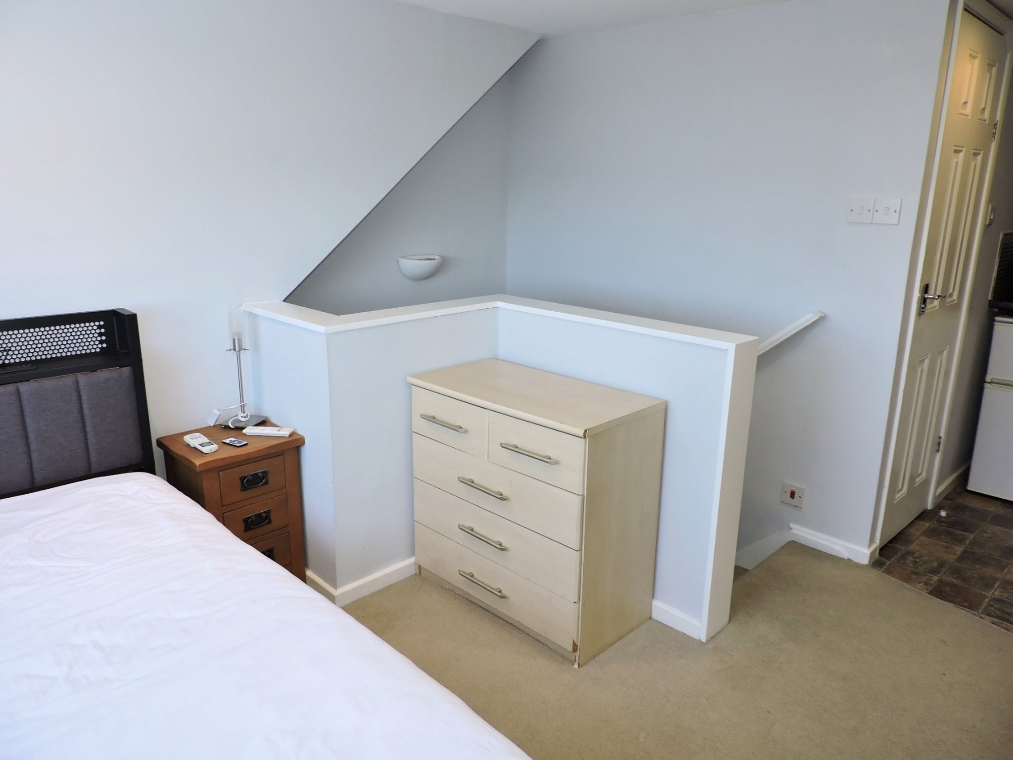 1 bedroom studio flat/apartment To Let in Epsom - Photograph 4