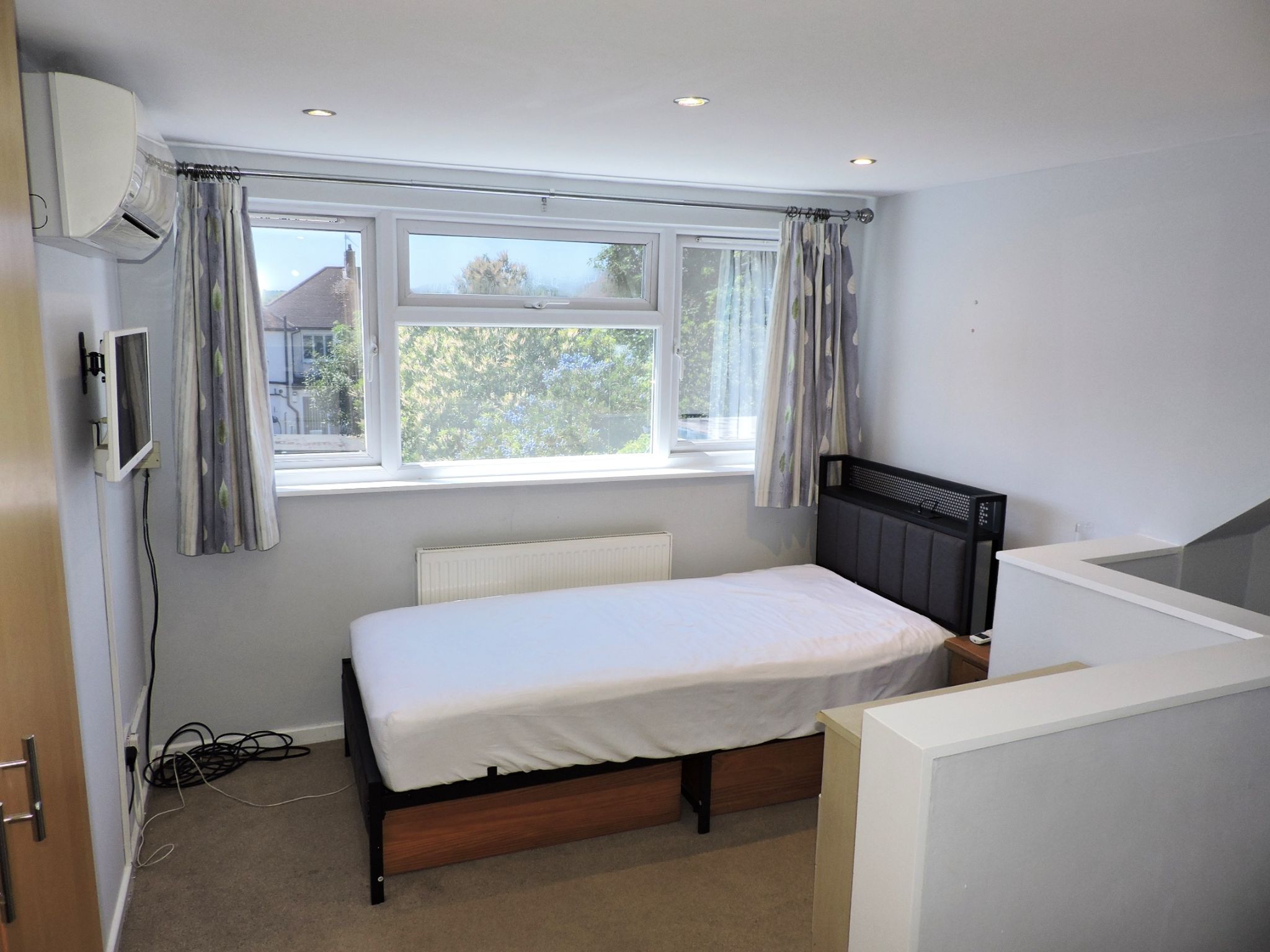1 bedroom studio flat/apartment To Let in Epsom - Photograph 3