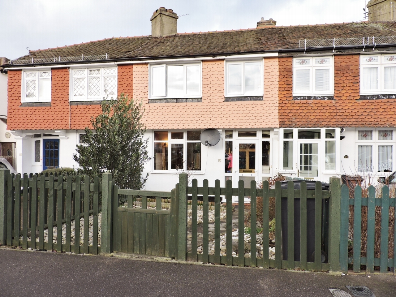3 bedroom mid terraced house Let in Surbiton - Main Image