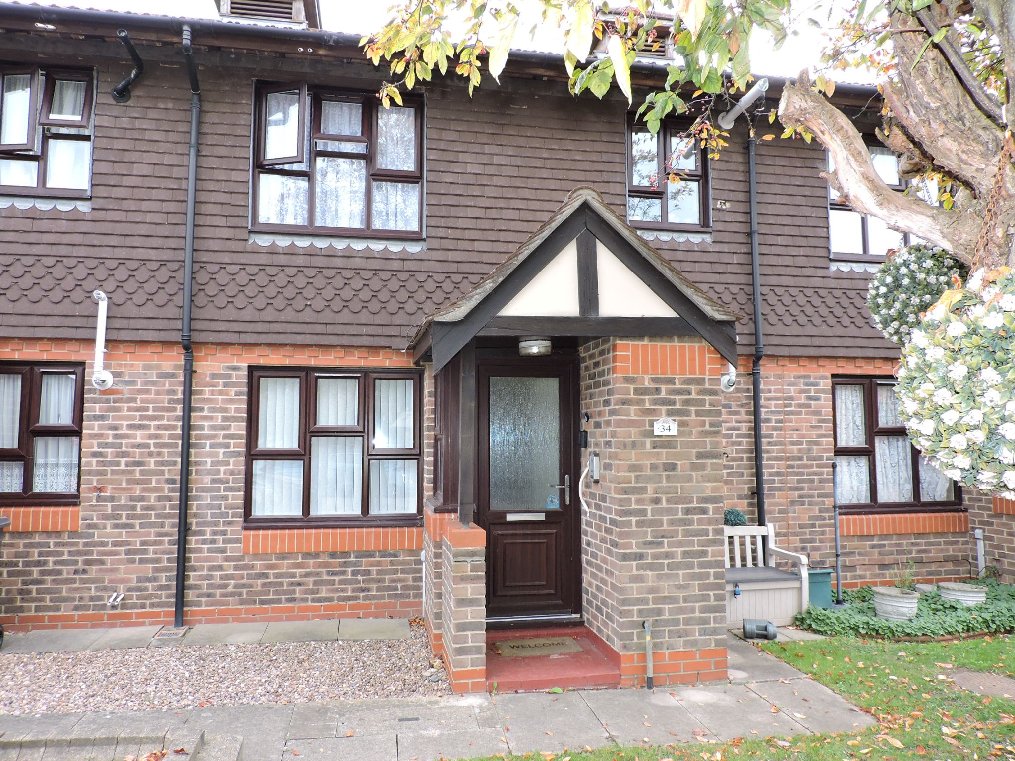 1 bedroom ground floor maisonette flat/apartment Sale Agreed in New Malden - Photograph 1