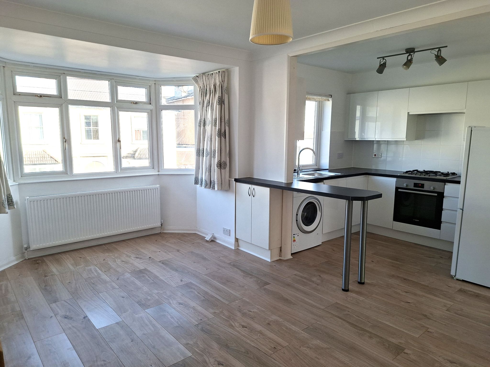 1 bedroom flat flat/apartment Let in Kingston Upon Thames - Photograph 3
