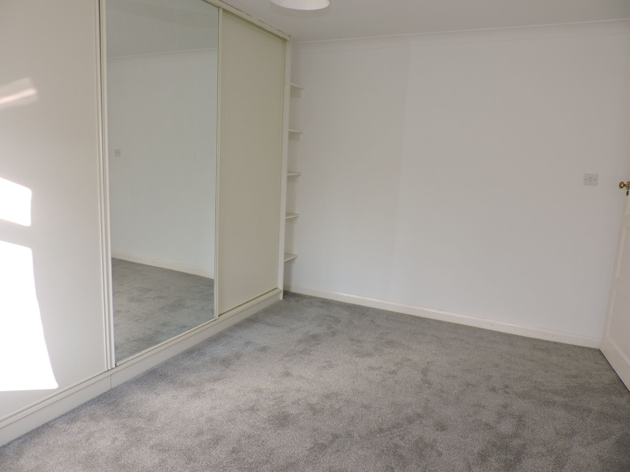 1 bedroom flat flat/apartment Let in Kingston Upon Thames - Photograph 8