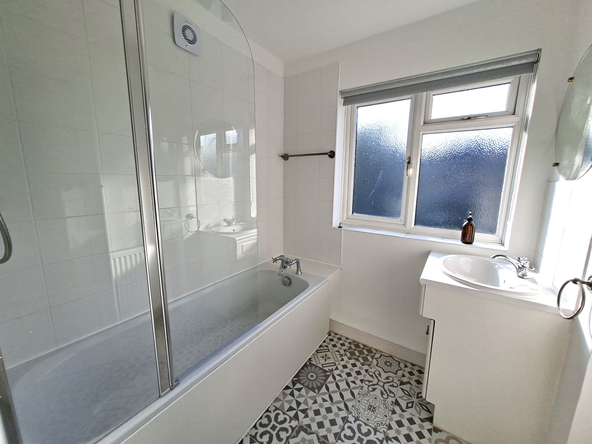 1 bedroom flat flat/apartment Let in Kingston Upon Thames - Photograph 10