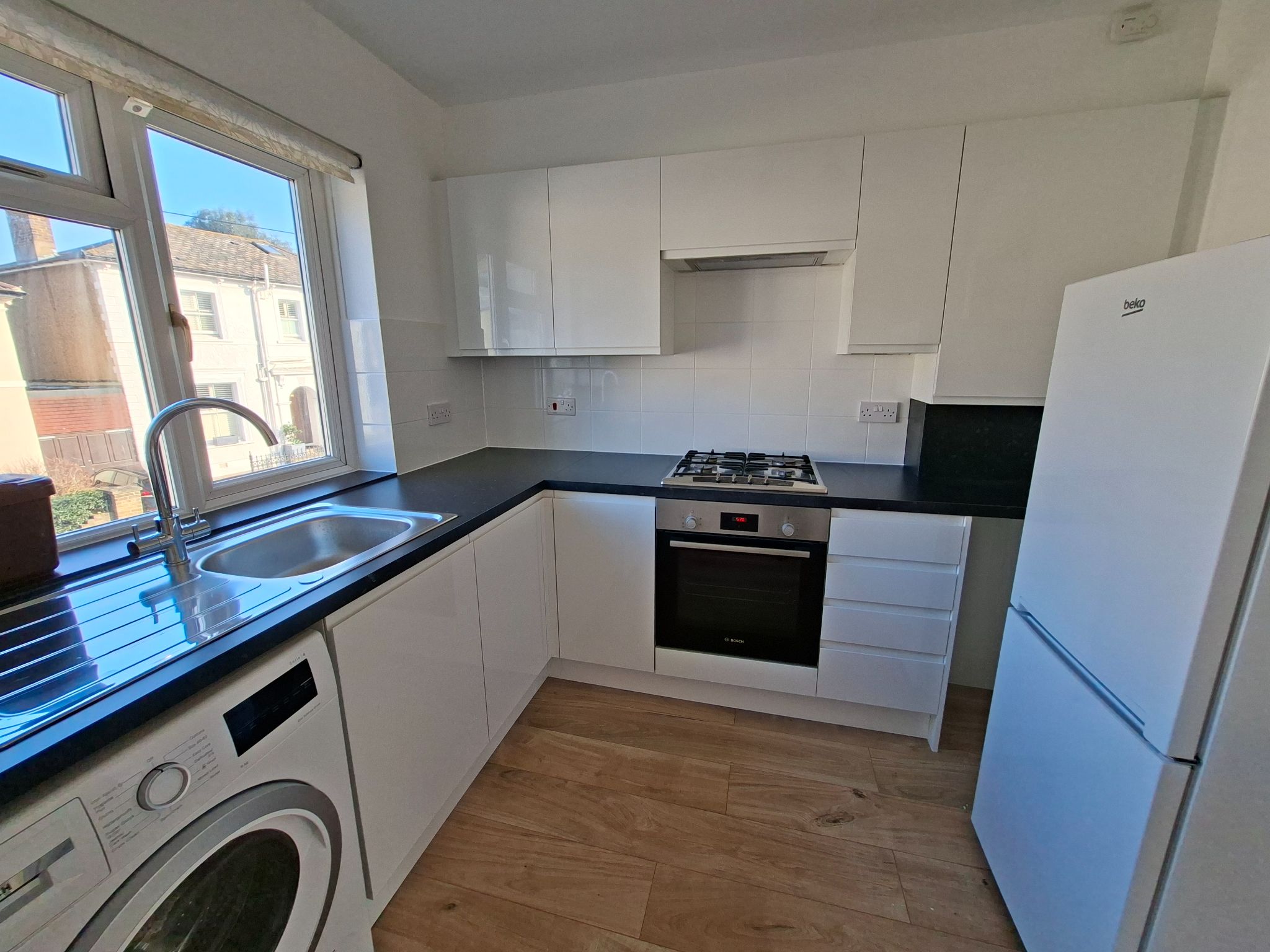 1 bedroom flat flat/apartment Let in Kingston Upon Thames - Photograph 5