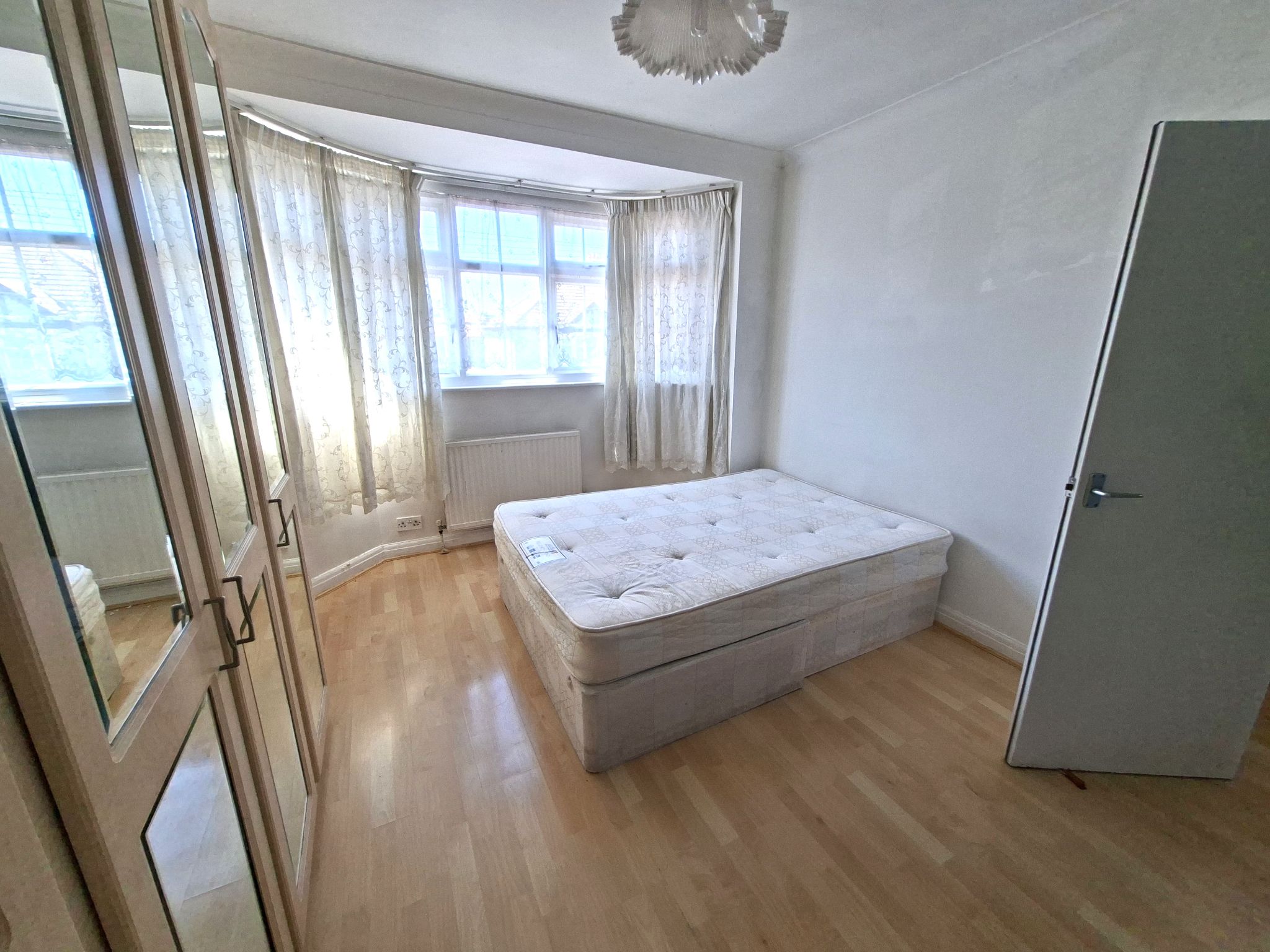 4 bedroom semi-detached house To Let in New Malden - Photograph 12