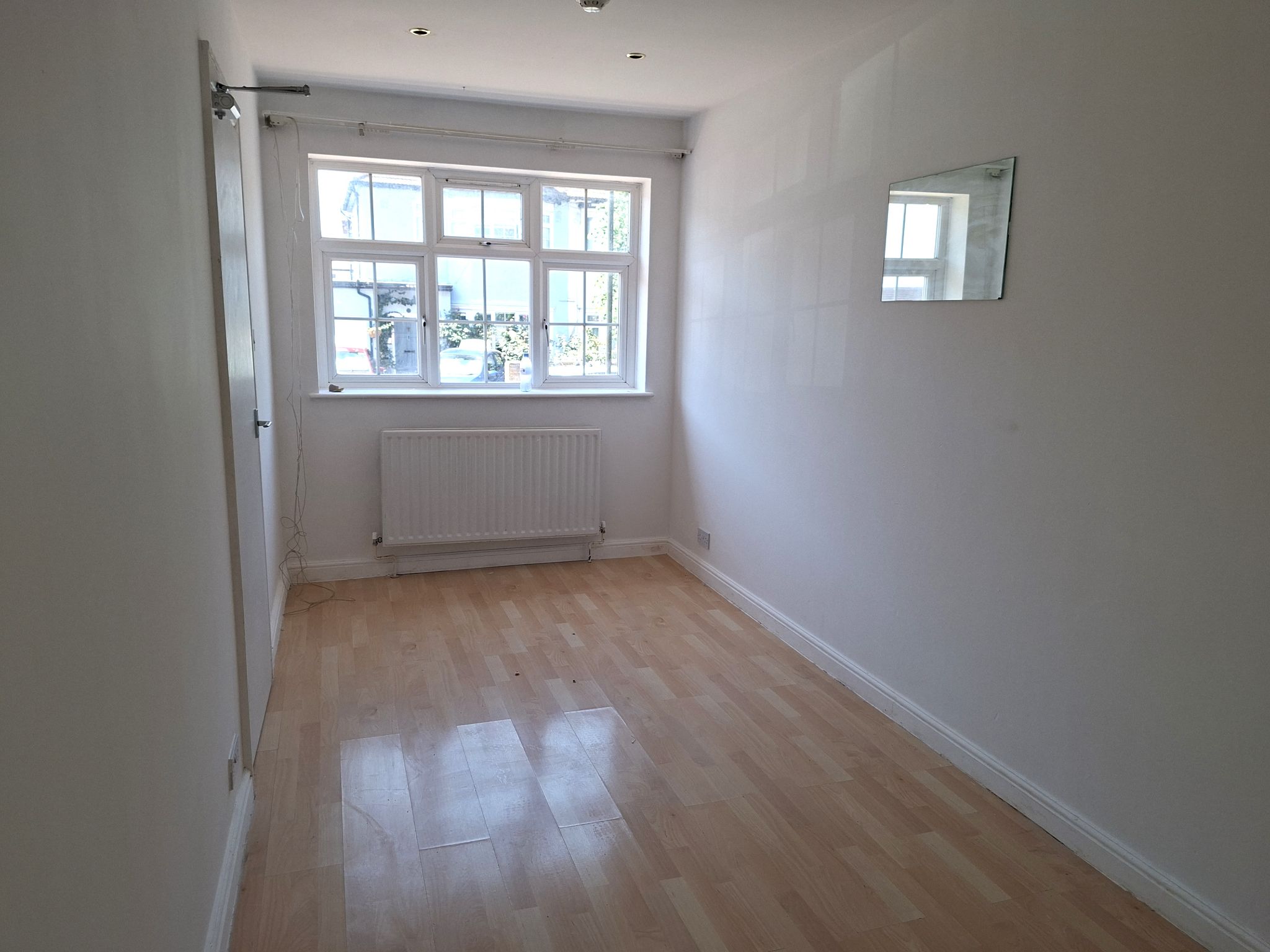 4 bedroom semi-detached house To Let in New Malden - Photograph 6