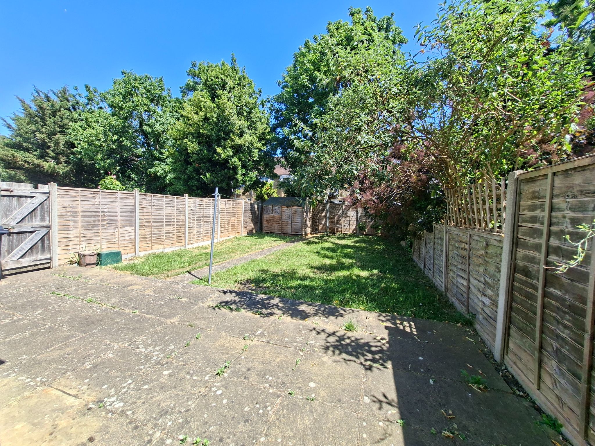 4 bedroom semi-detached house To Let in New Malden - Photograph 17