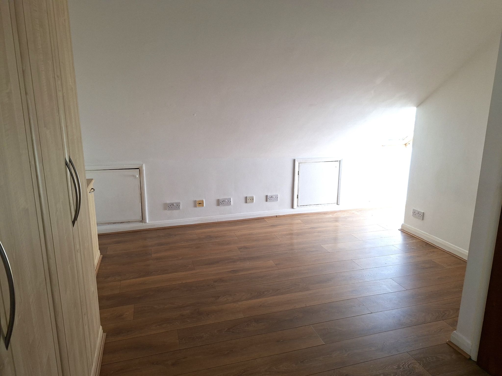4 bedroom semi-detached house To Let in New Malden - Photograph 15