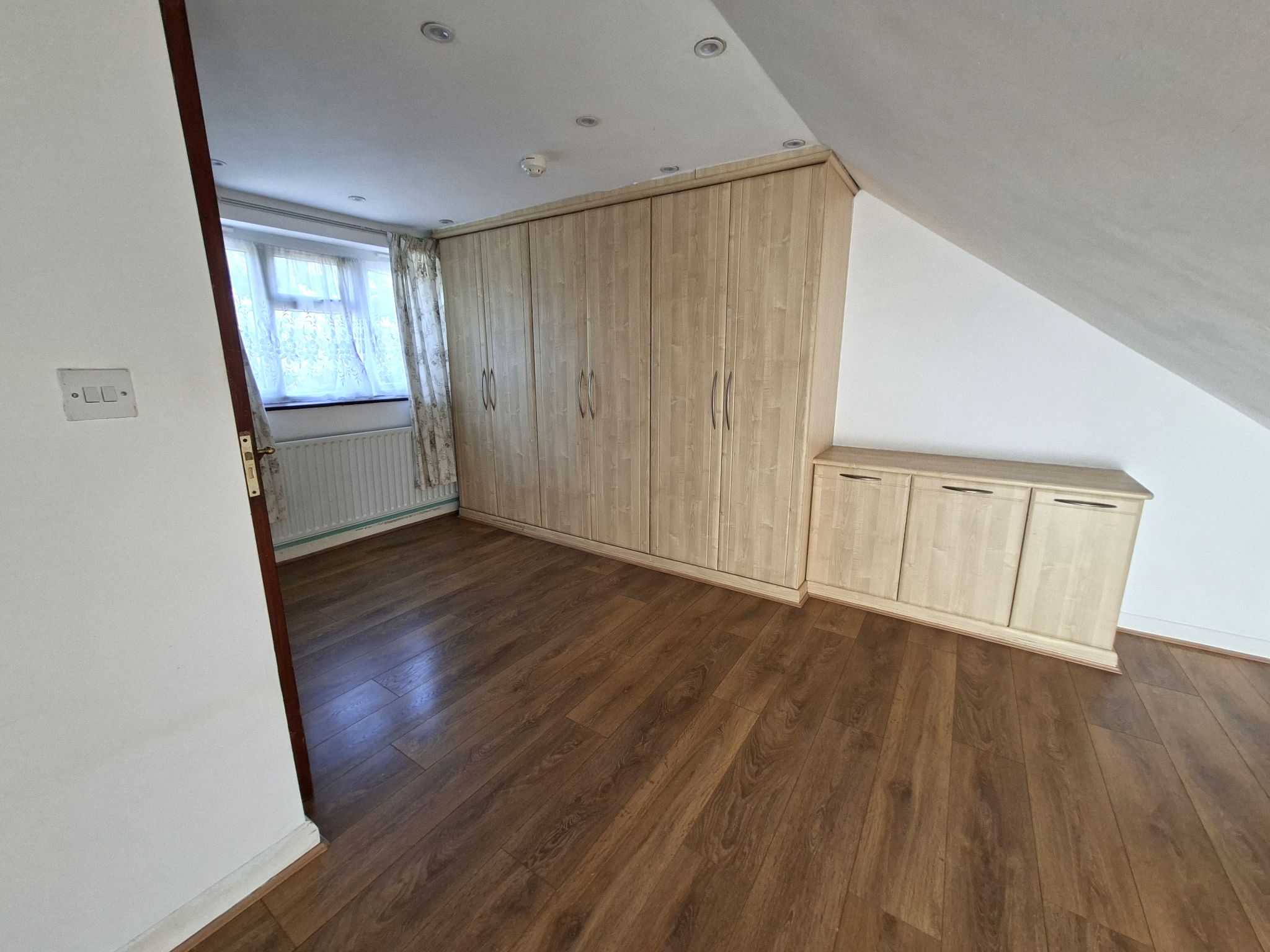 4 bedroom semi-detached house To Let in New Malden - Photograph 14