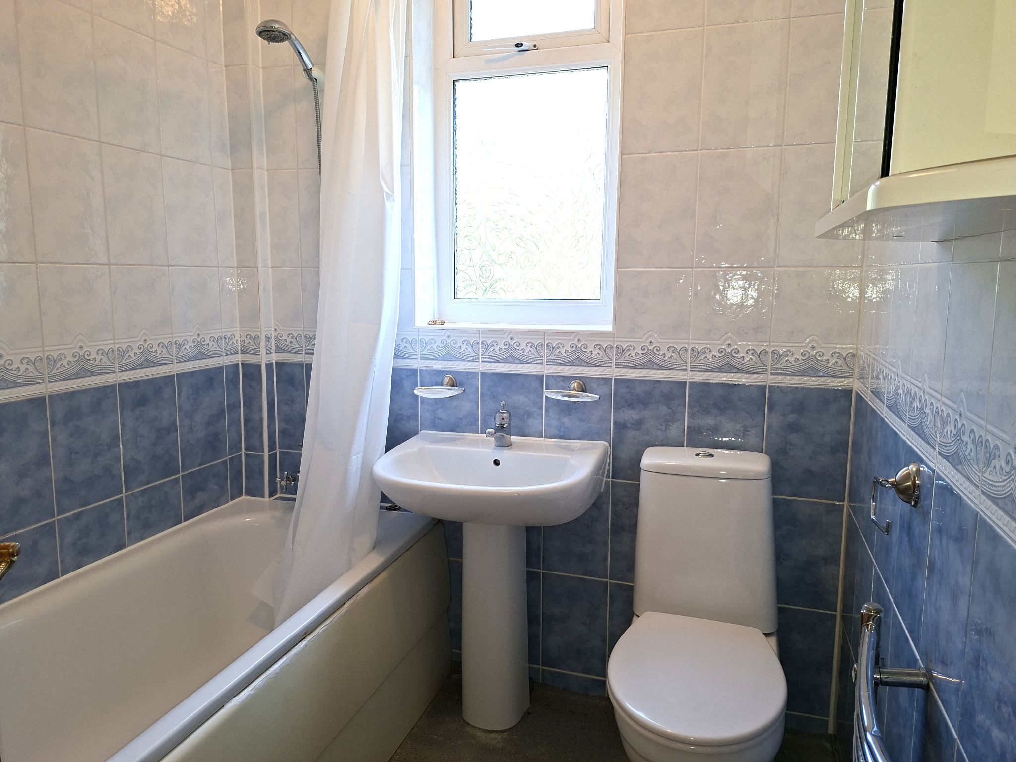 4 bedroom semi-detached house To Let in New Malden - Photograph 16