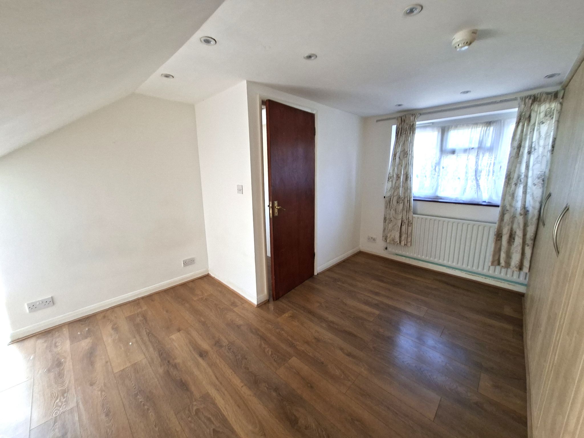 4 bedroom semi-detached house To Let in New Malden - Photograph 13