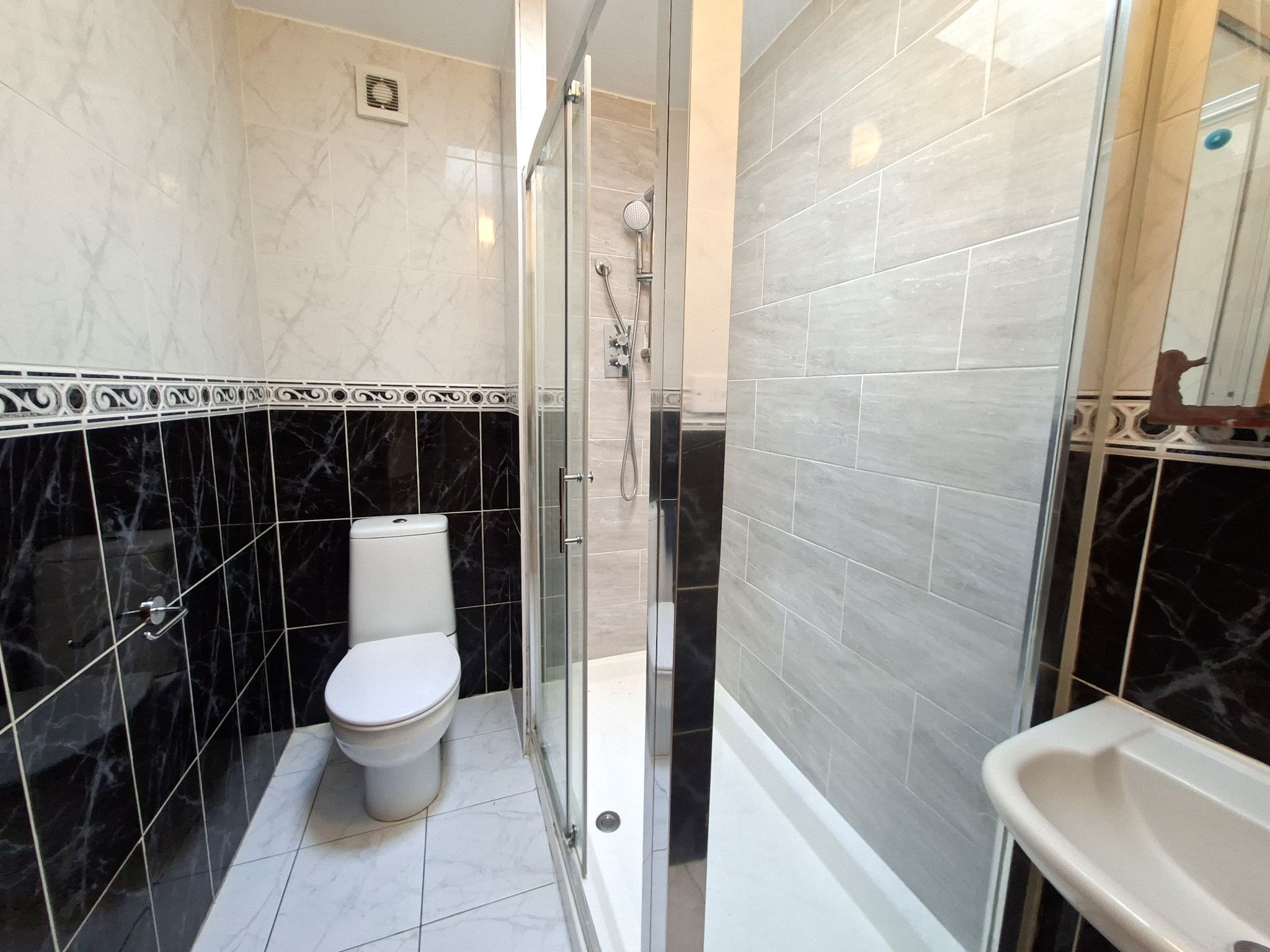 4 bedroom semi-detached house To Let in New Malden - Photograph 10