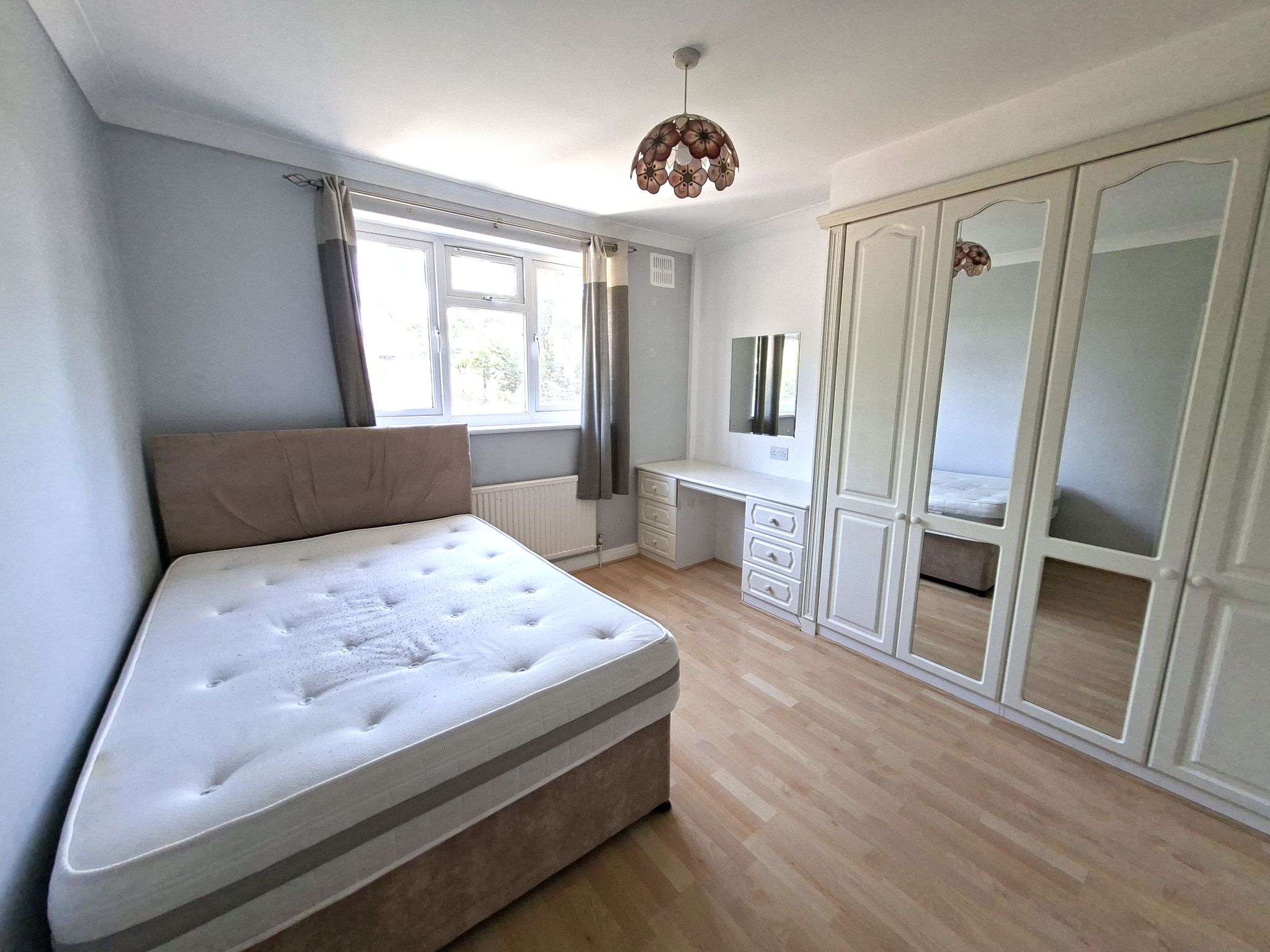 4 bedroom semi-detached house To Let in New Malden - Photograph 11