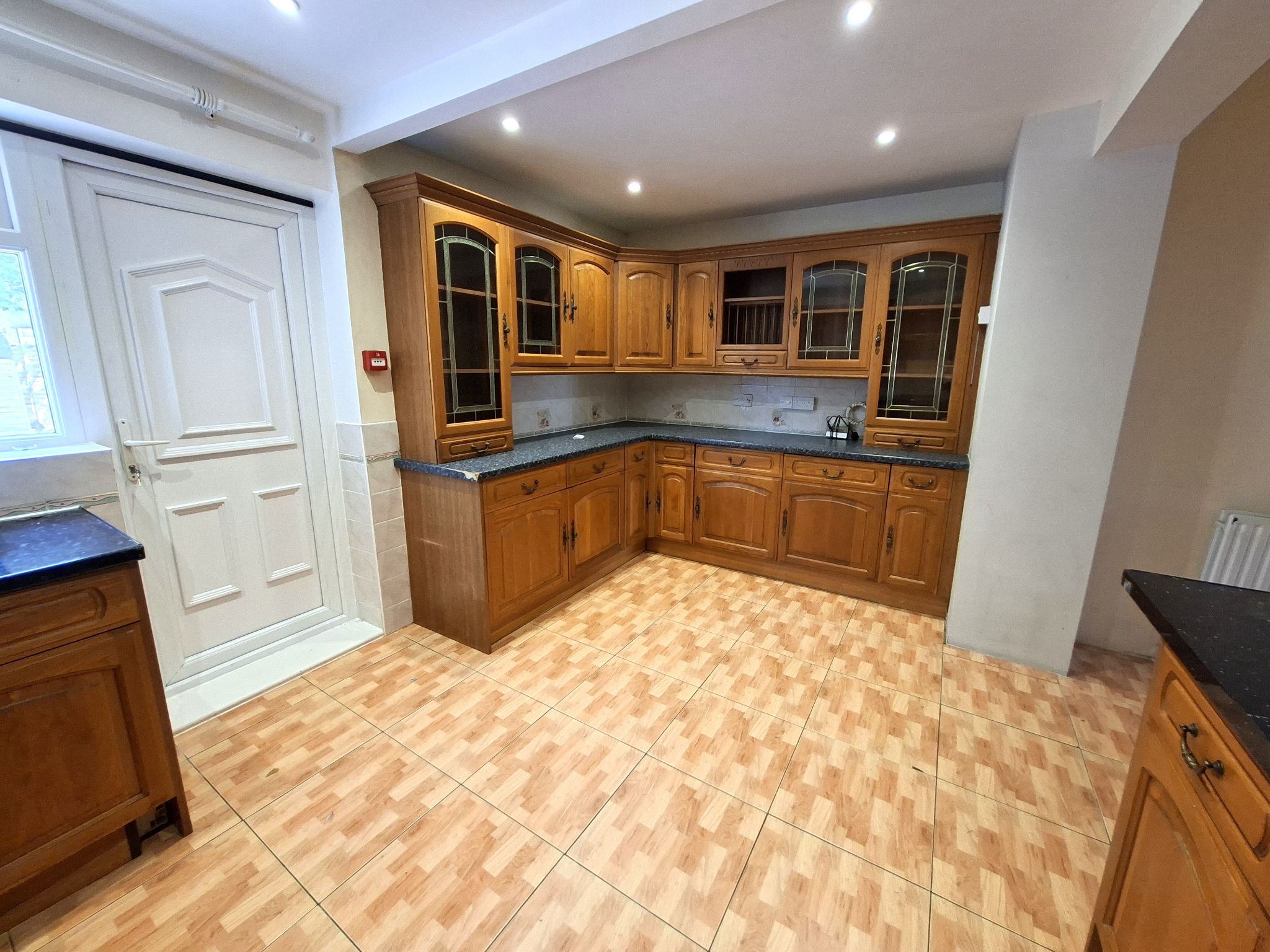 4 bedroom semi-detached house To Let in New Malden - Photograph 9