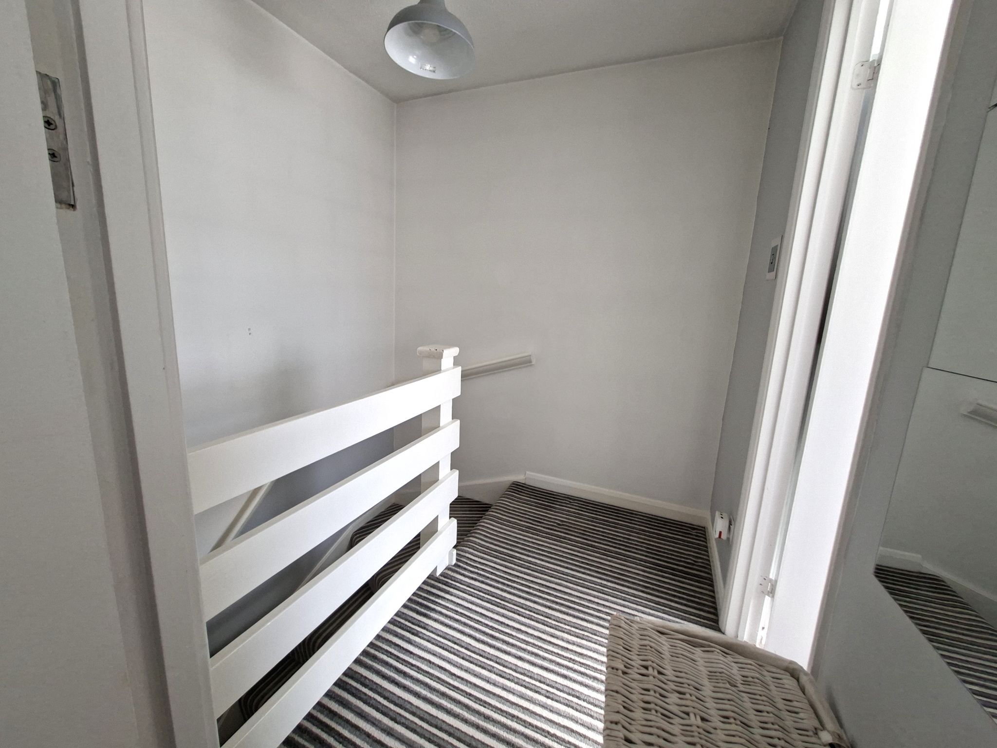 1 bedroom end terraced house To Let in New Malden - Photograph 10