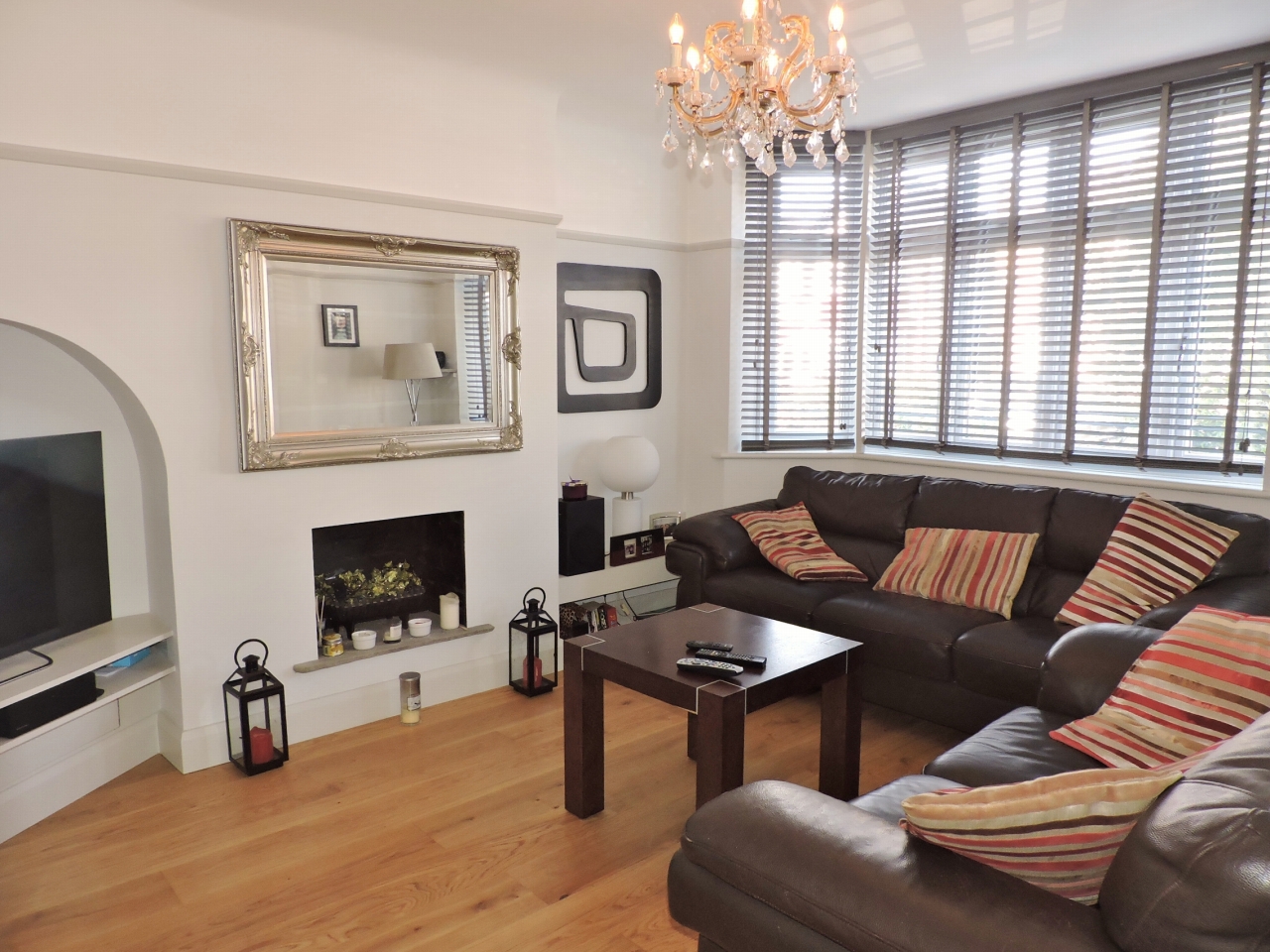 3 bedroom semi-detached house Sold in New Malden - Photograph 3