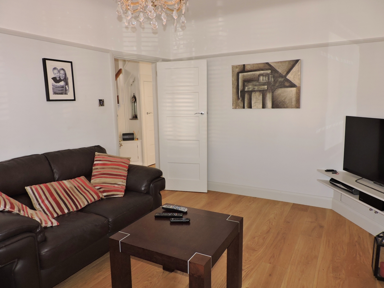 3 bedroom semi-detached house Sold in New Malden - Photograph 4
