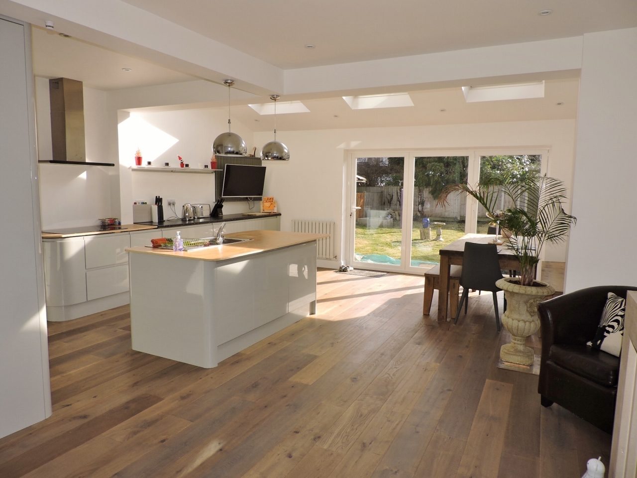 3 bedroom semi-detached house Sold in New Malden - Photograph 5