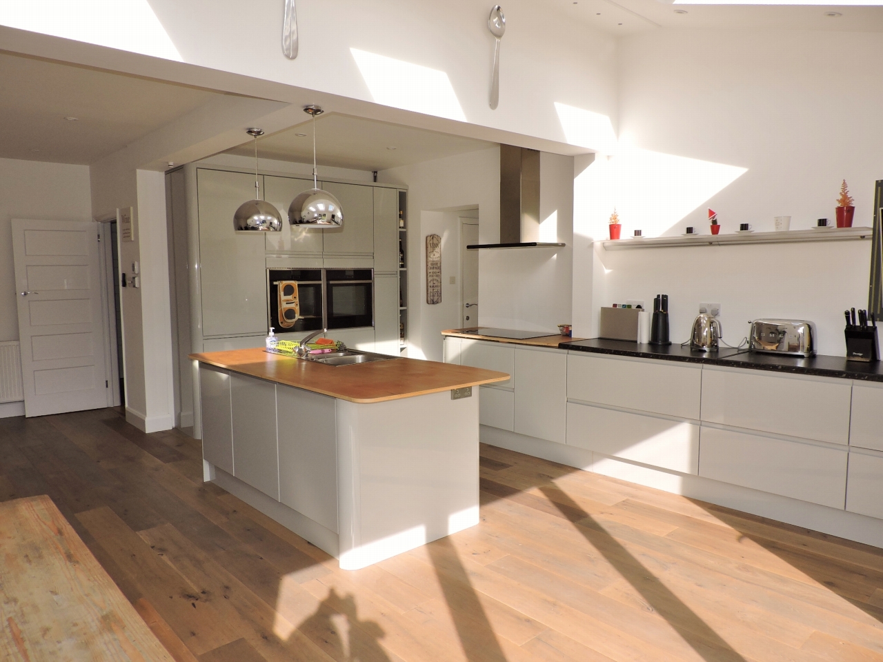 3 bedroom semi-detached house Sold in New Malden - Photograph 6